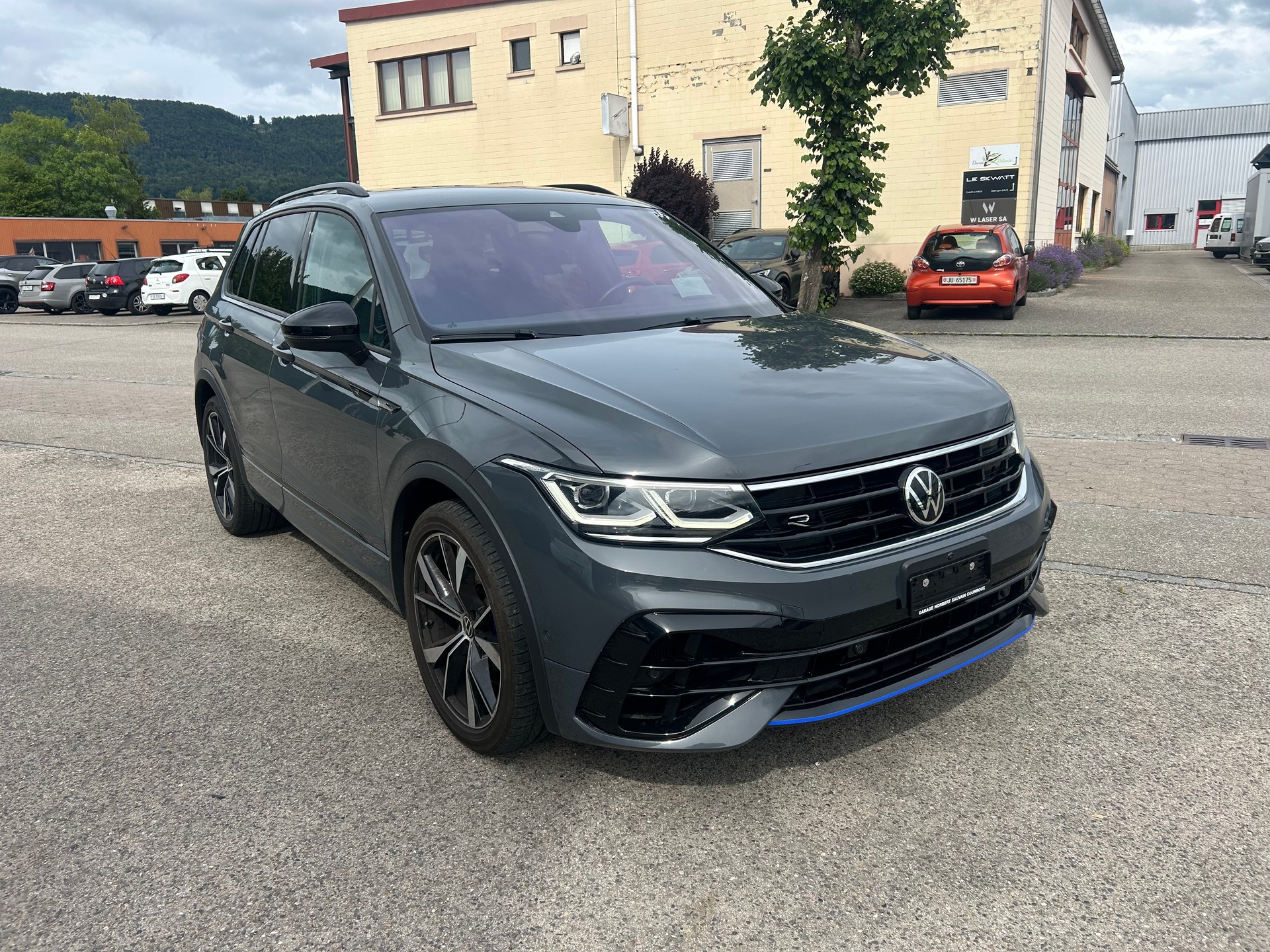 VW Tiguan 2.0TSI R 4Motion DSG-image-2