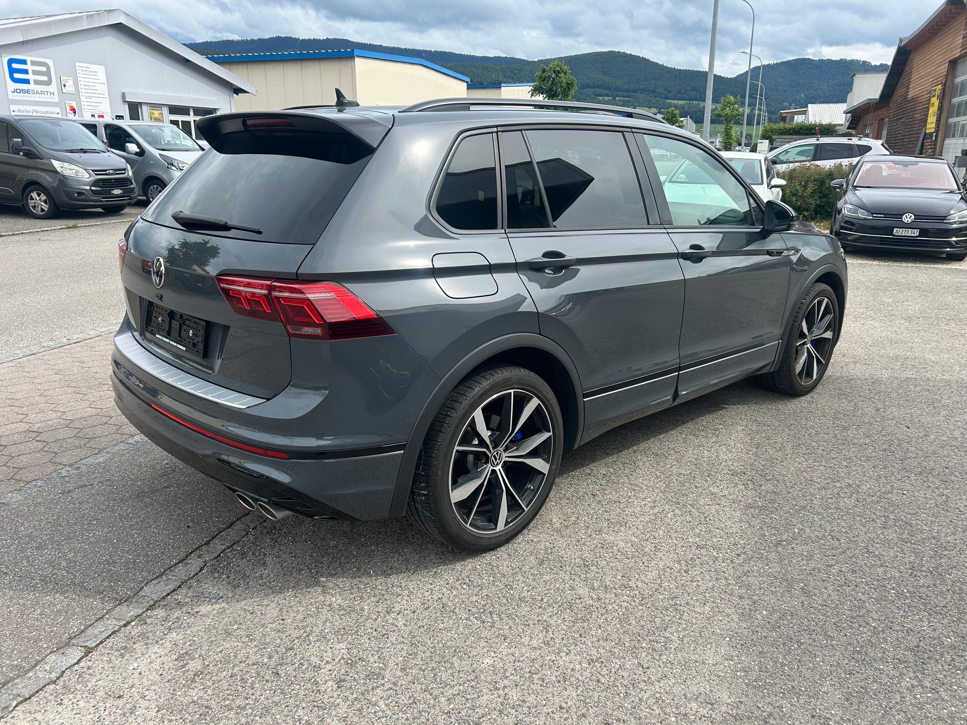 VW Tiguan 2.0TSI R 4Motion DSG-image-4