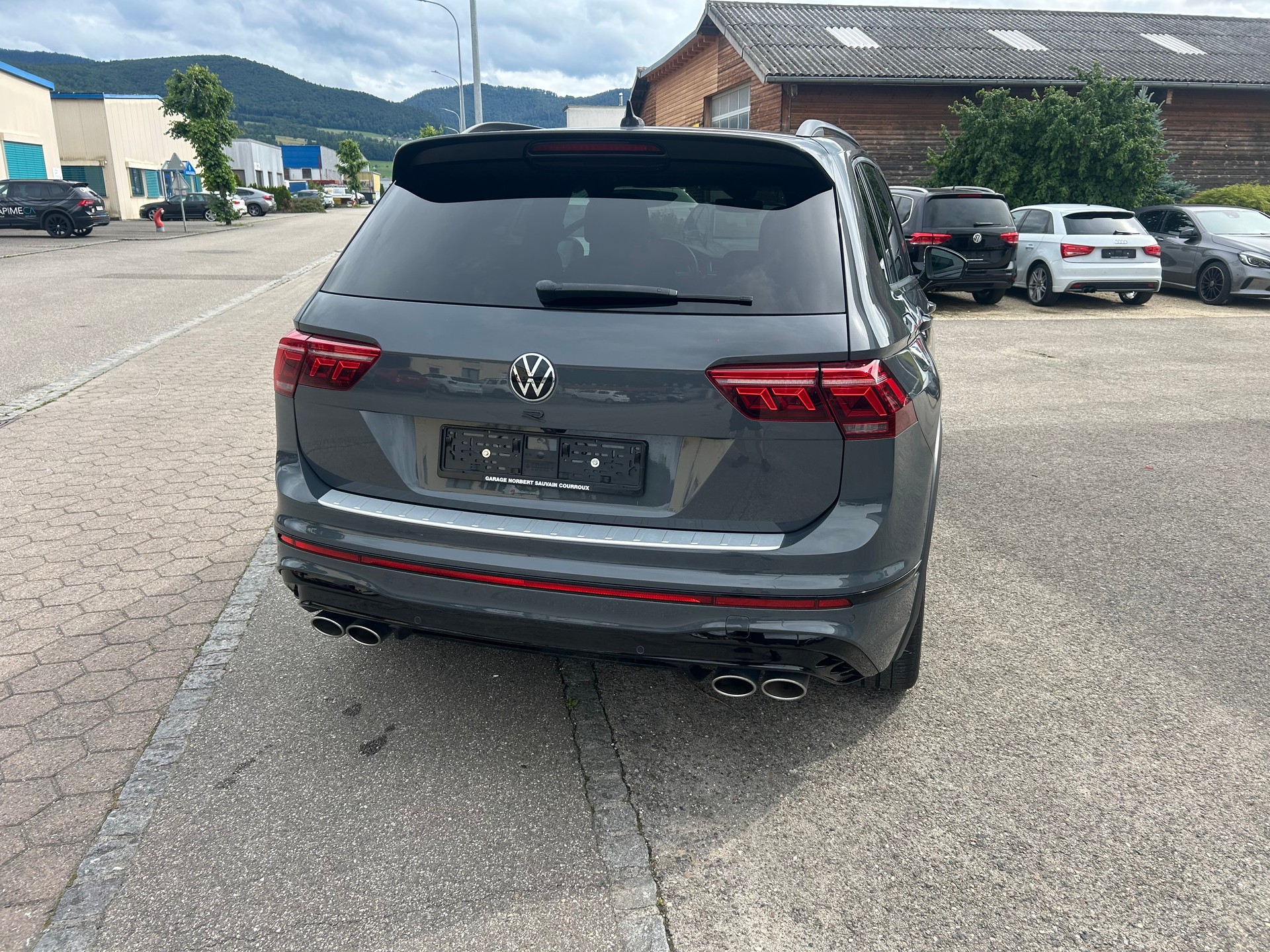 VW Tiguan 2.0TSI R 4Motion DSG-image-5