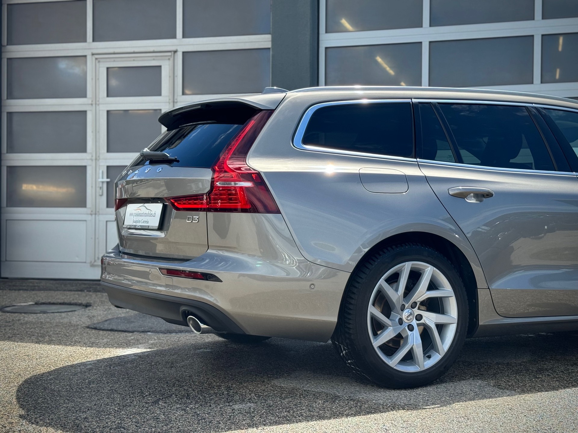 VOLVO V60 D3 Momentum Geartronic - Véhicule Suisse (CH)-image-3