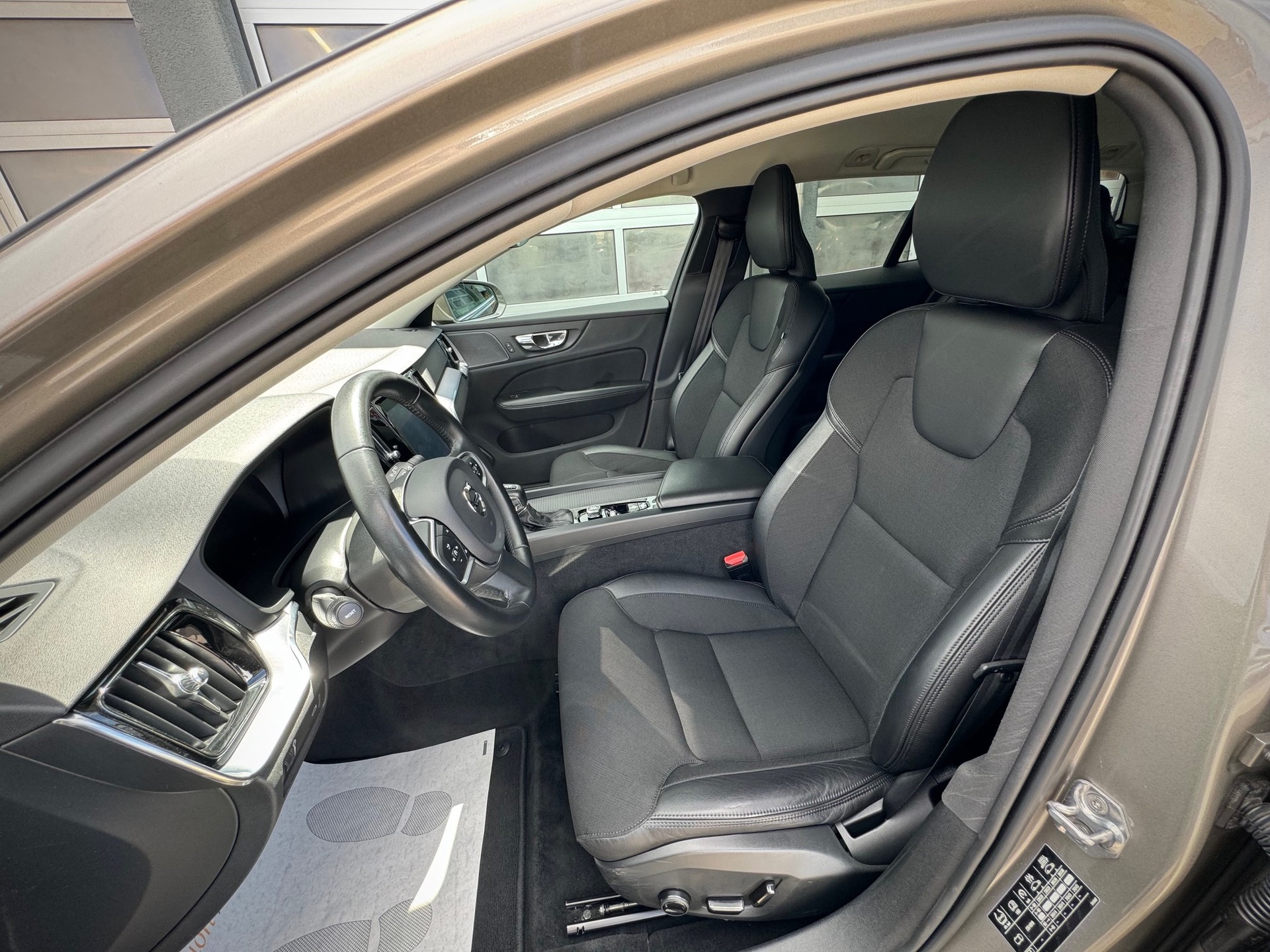 VOLVO V60 D3 Momentum Geartronic - Véhicule Suisse (CH)-image-6