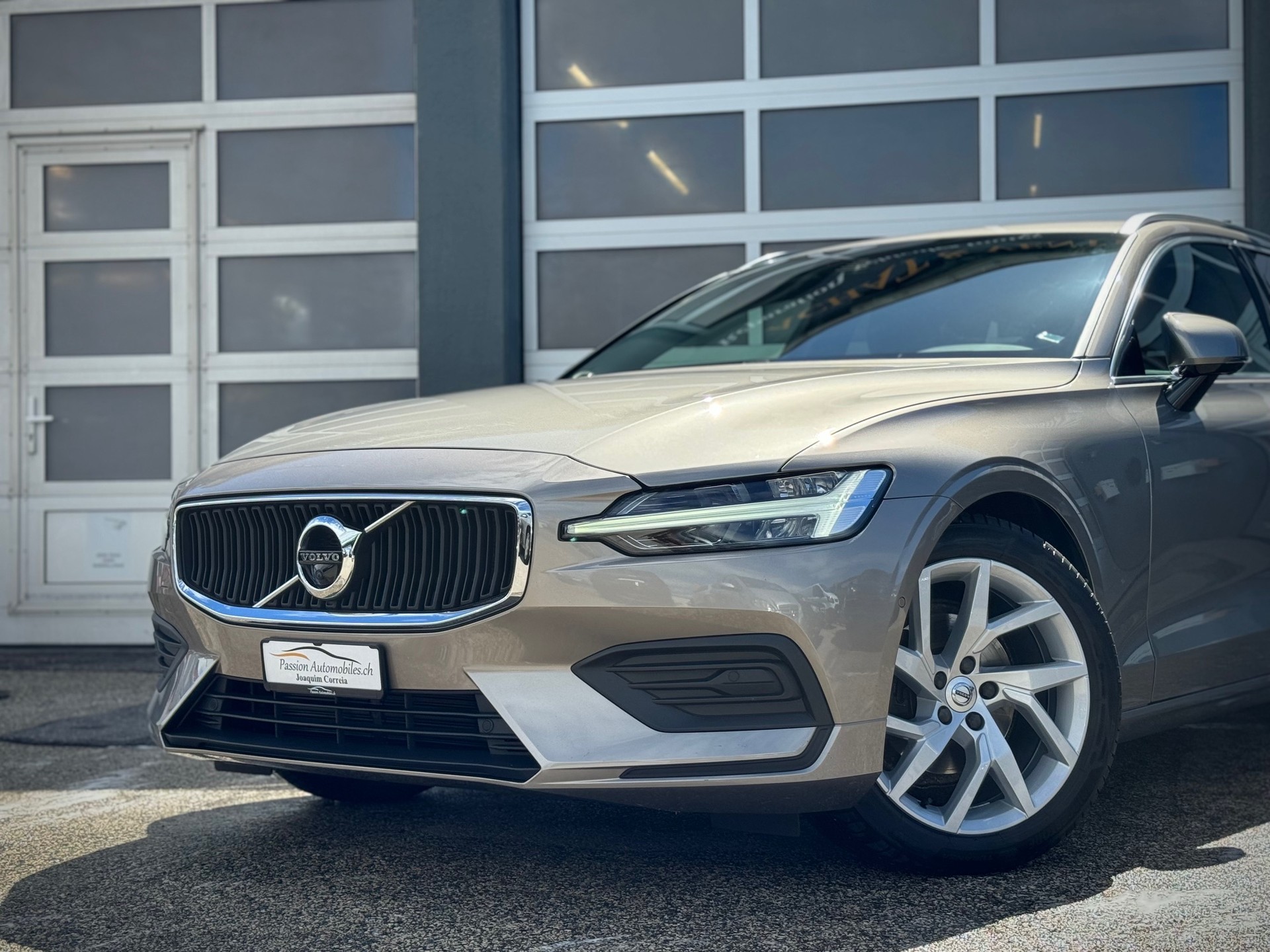 VOLVO V60 D3 Momentum Geartronic - Véhicule Suisse (CH)-image-2