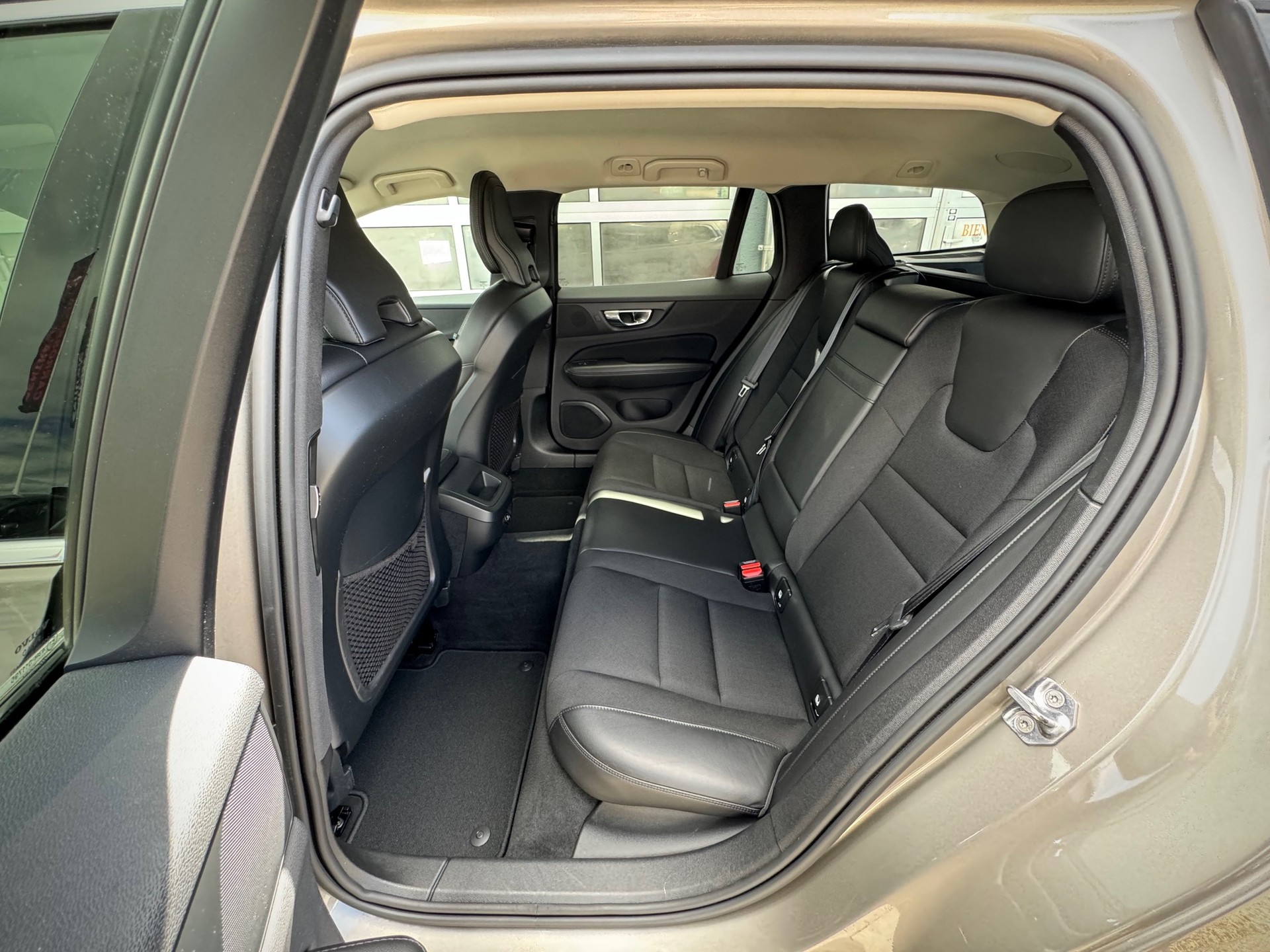VOLVO V60 D3 Momentum Geartronic - Véhicule Suisse (CH)-image-7