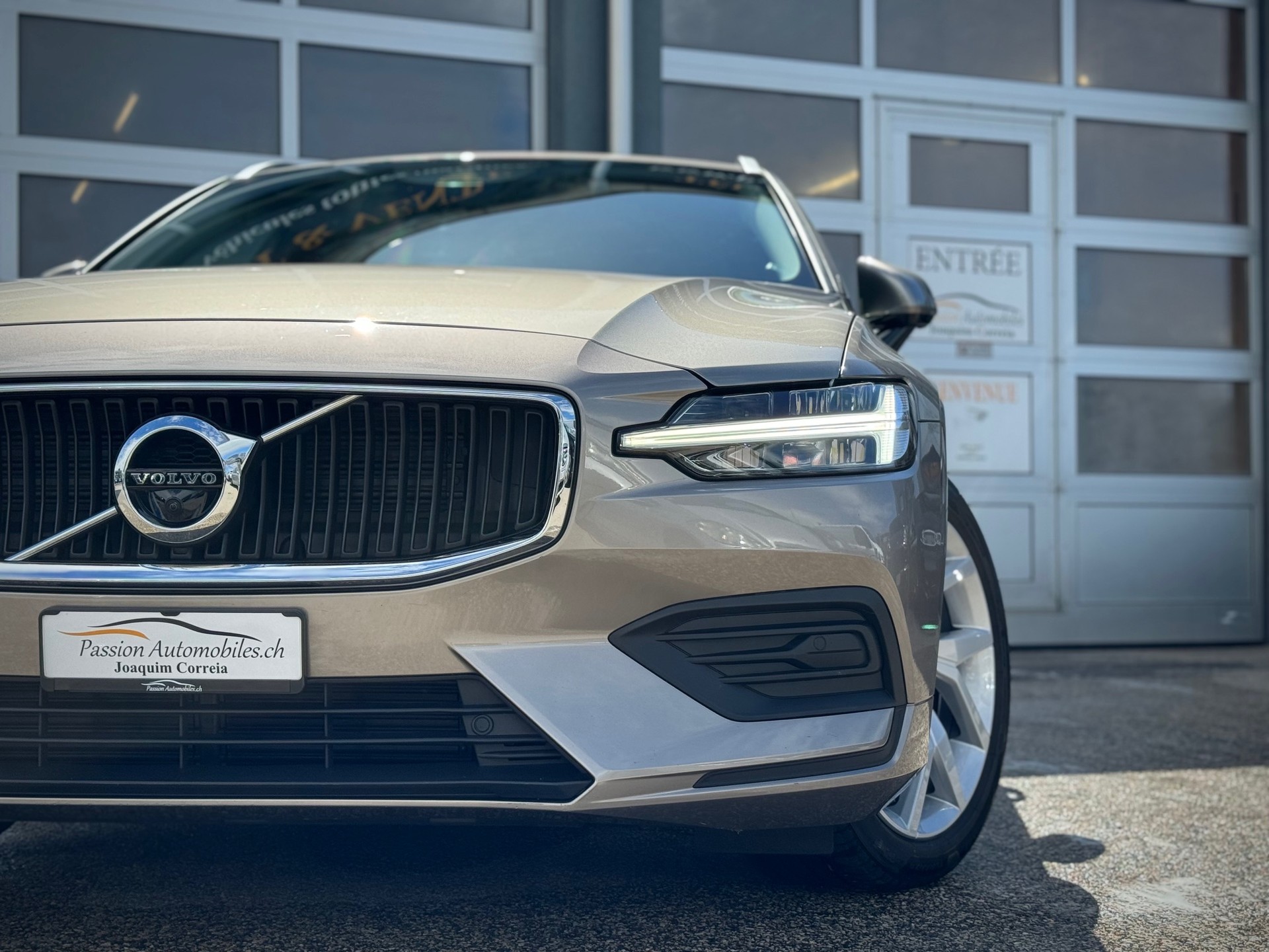 VOLVO V60 D3 Momentum Geartronic - Véhicule Suisse (CH)-image-4