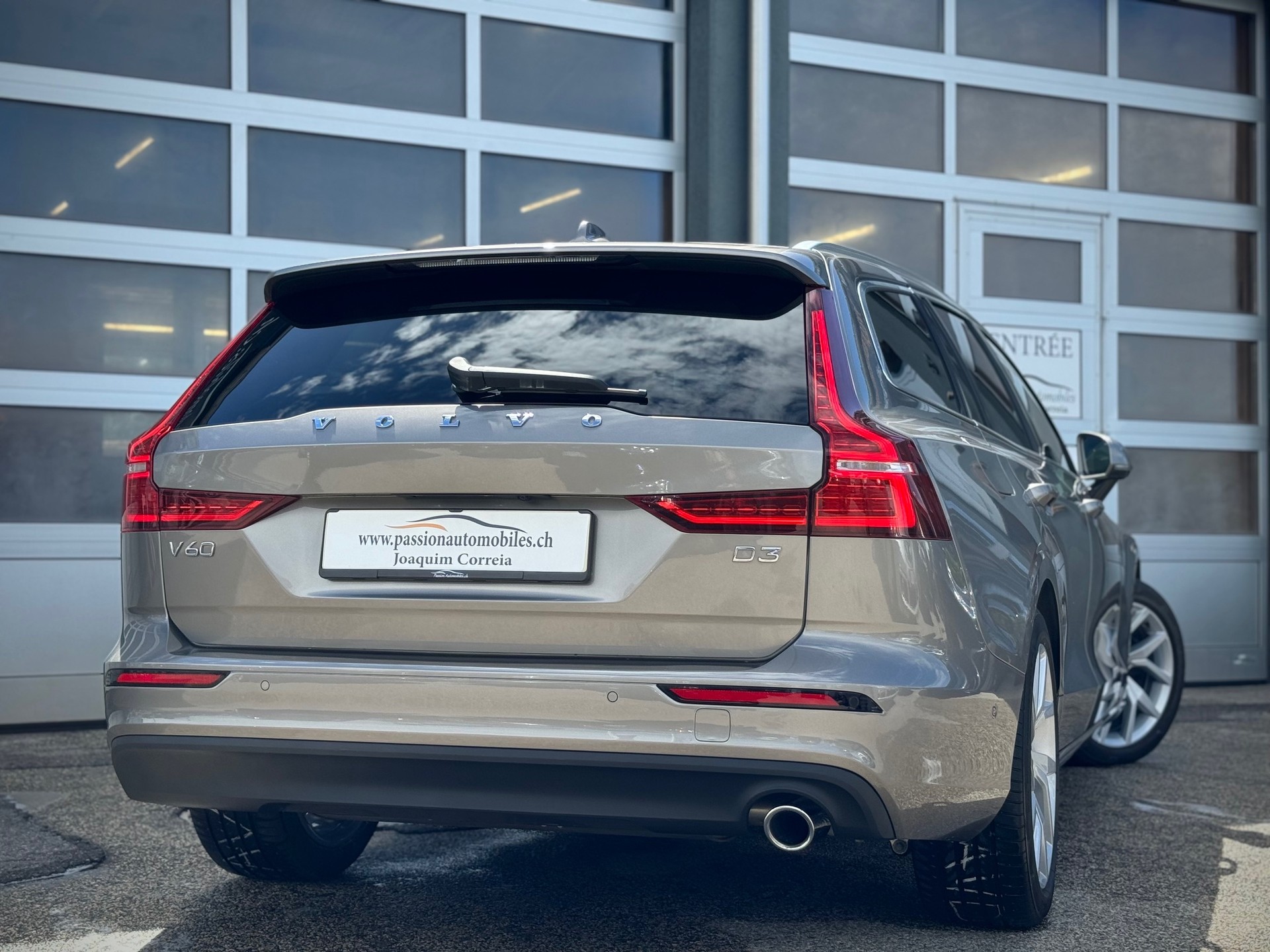 VOLVO V60 D3 Momentum Geartronic - Véhicule Suisse (CH)-image-1
