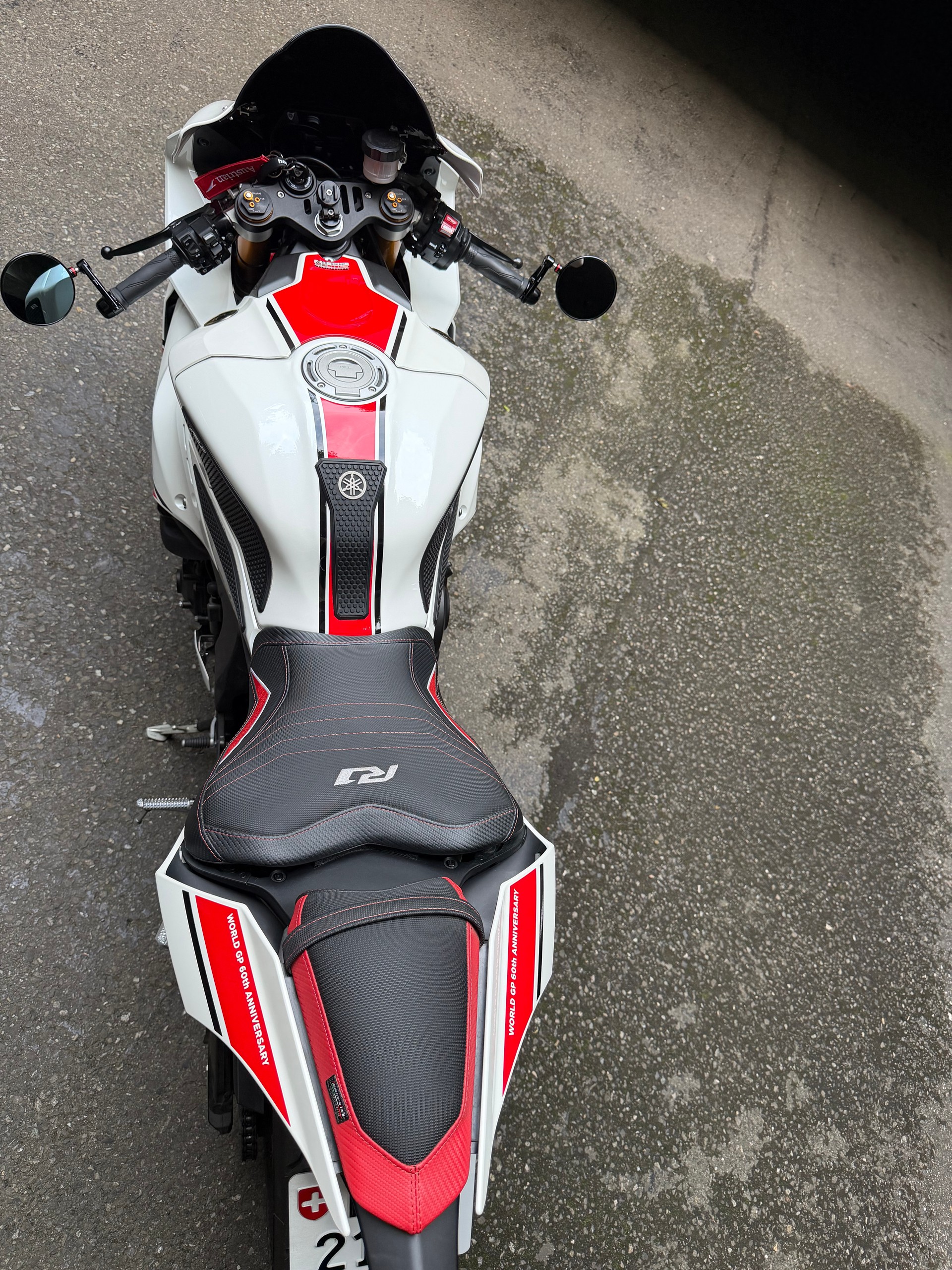 YAMAHA YZF-R1 World GP 60th-image-3