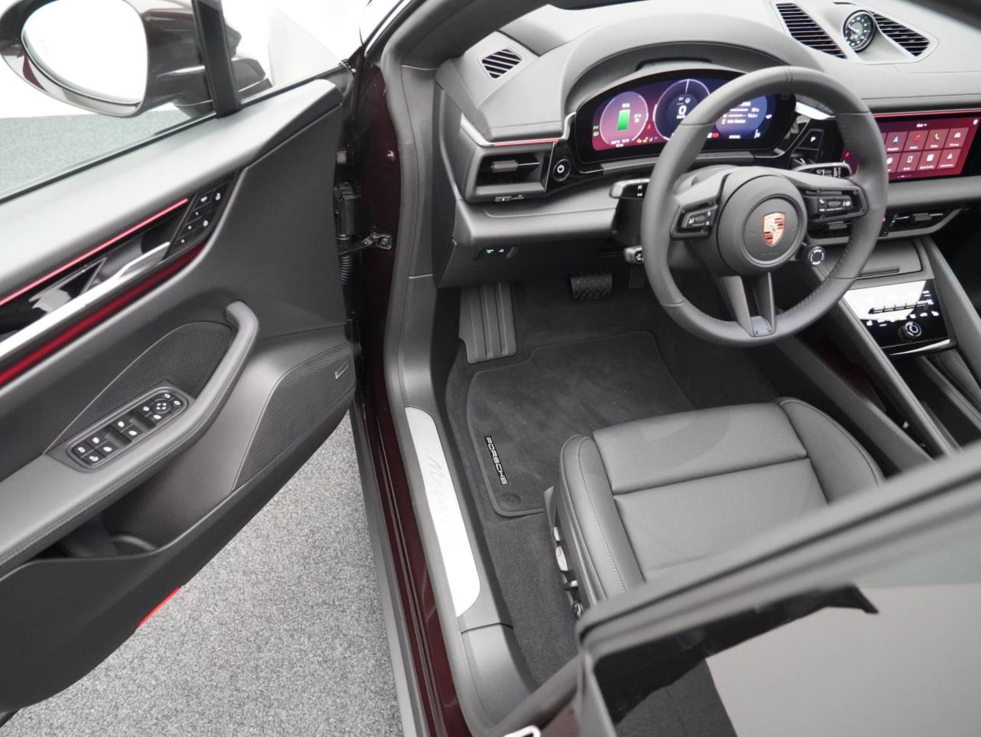 PORSCHE Macan 4-showroom-element-3