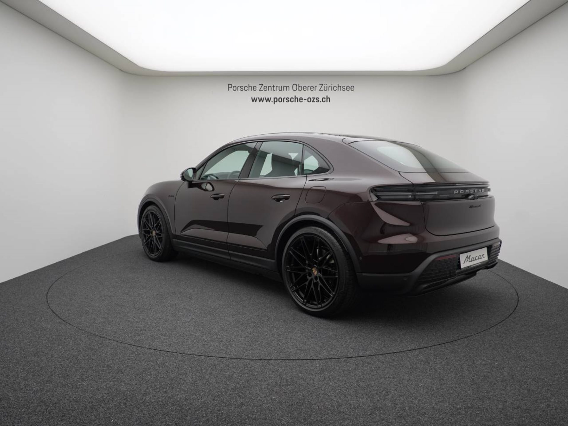 PORSCHE Macan 4-showroom-element-2