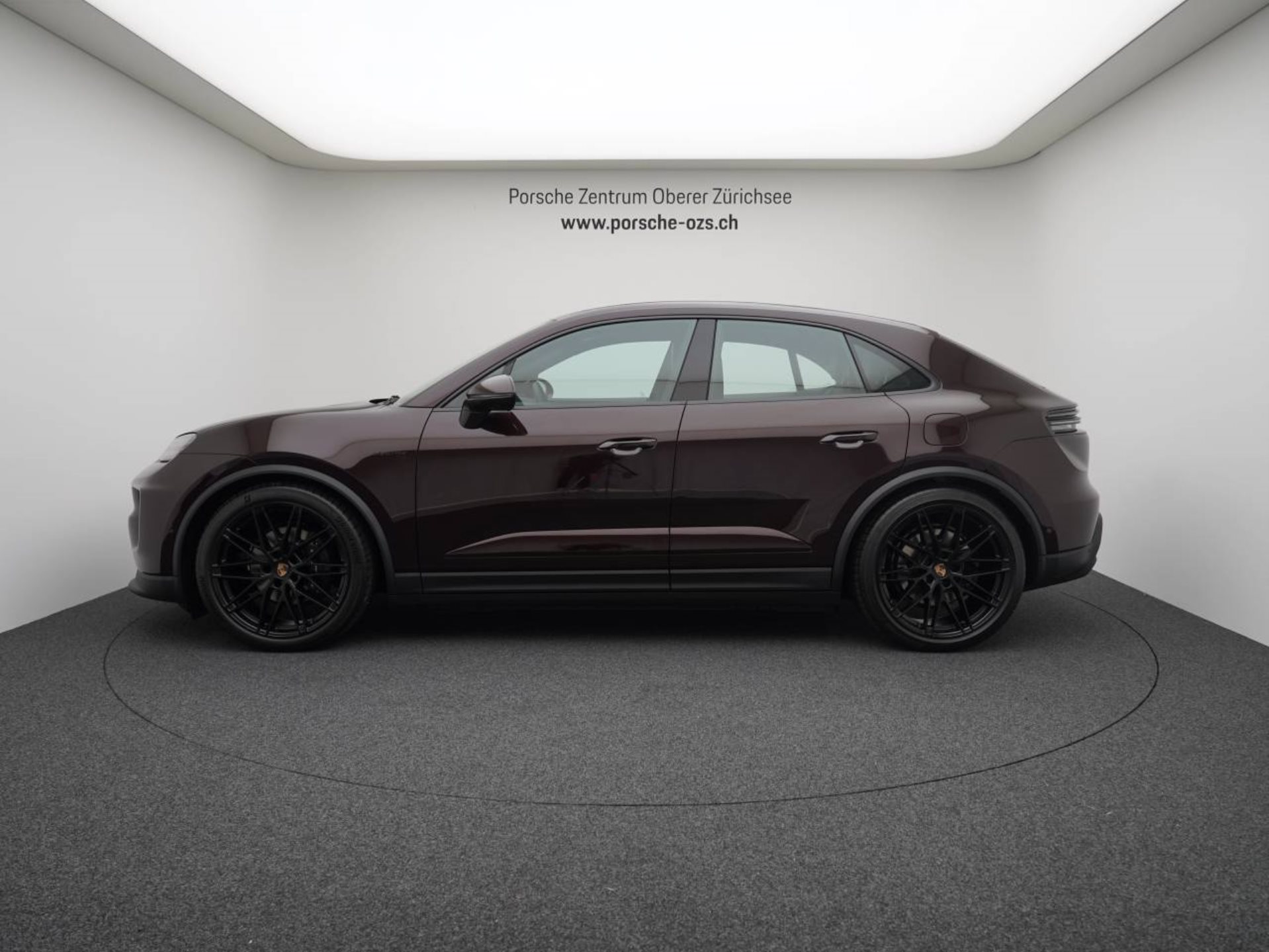 PORSCHE Macan 4-showroom-element-1