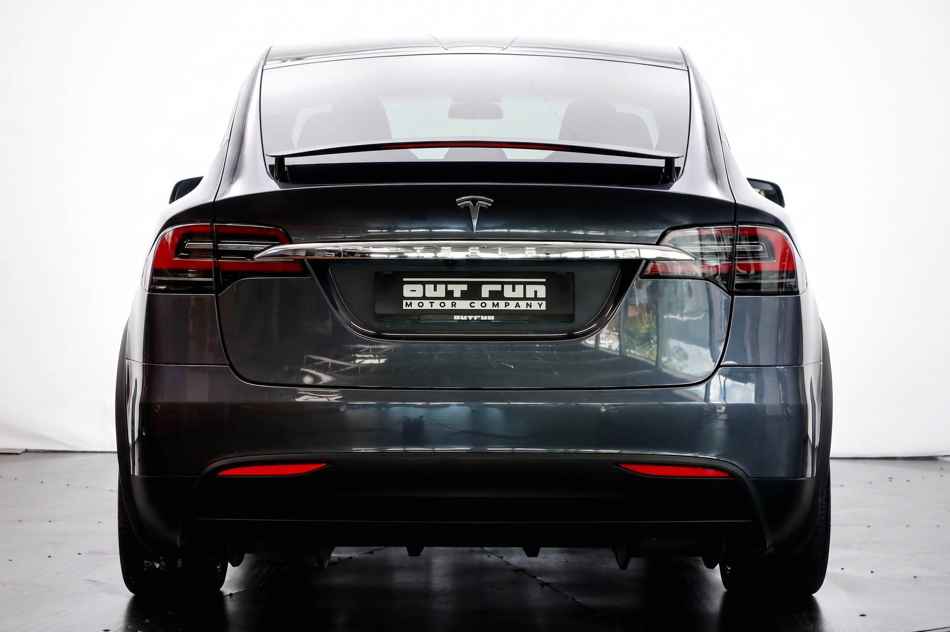 TESLA Model X Maximale-Reichweite-showroom-element-2