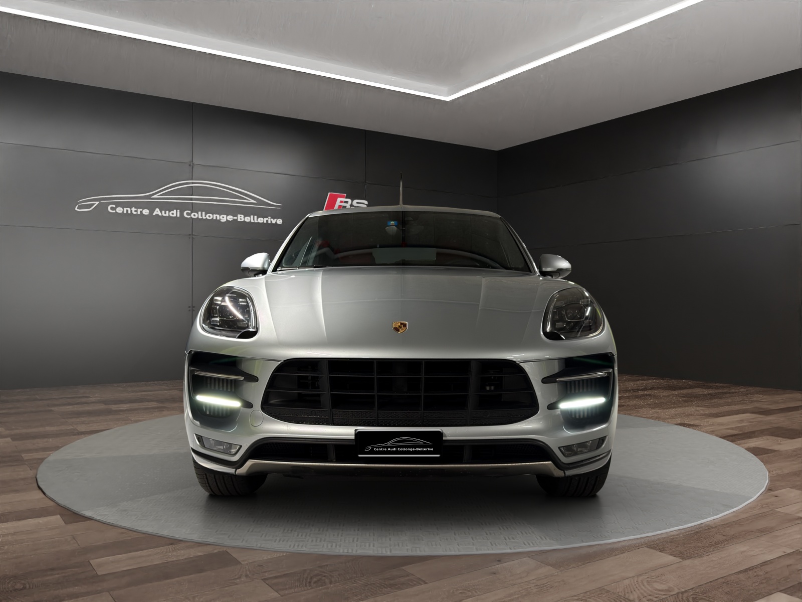 PORSCHE Macan Turbo PDK-showroom-element-1