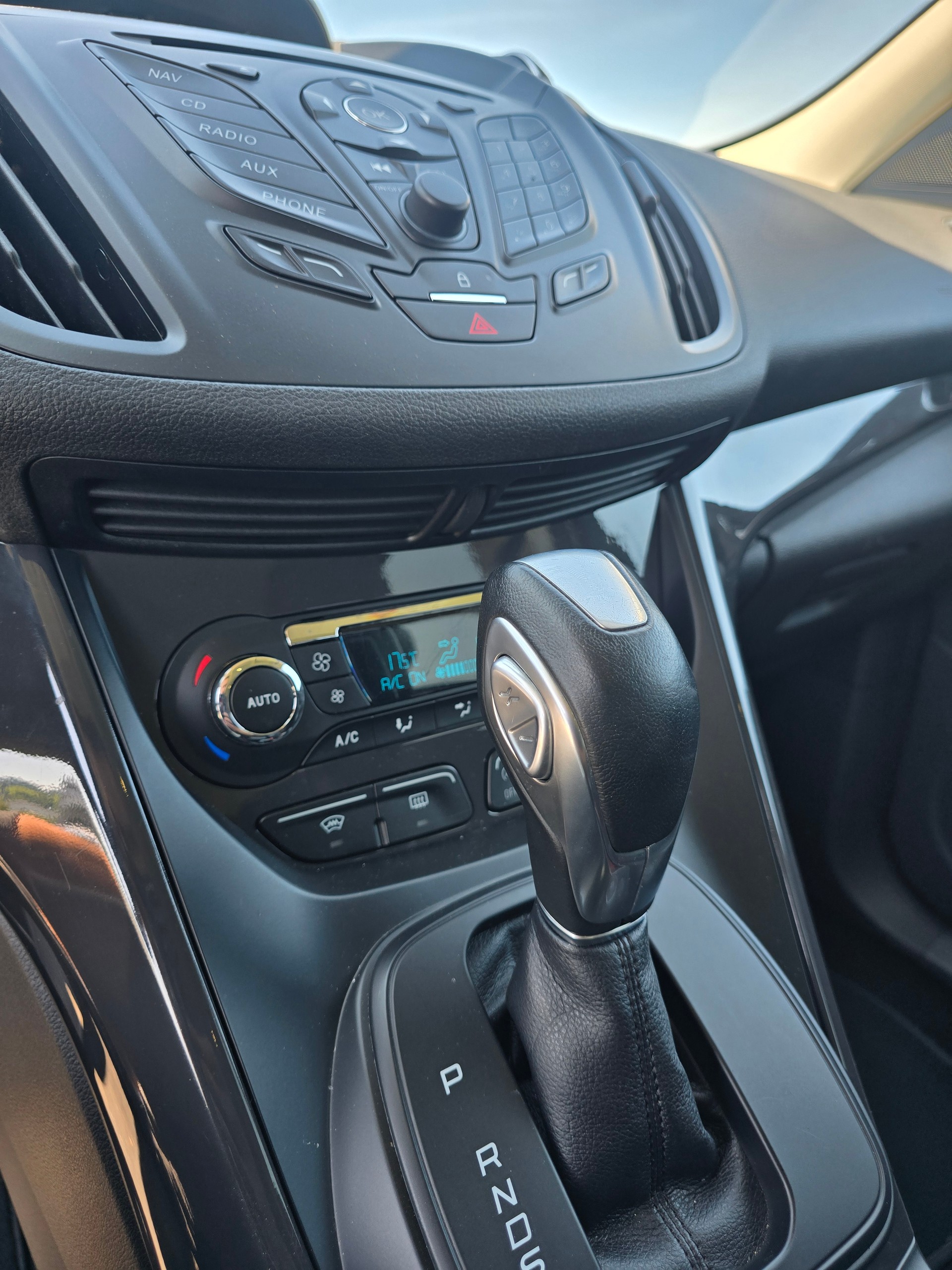 FORD Kuga 2.0 TDCi Titanium 4WD PowerShift-image-15
