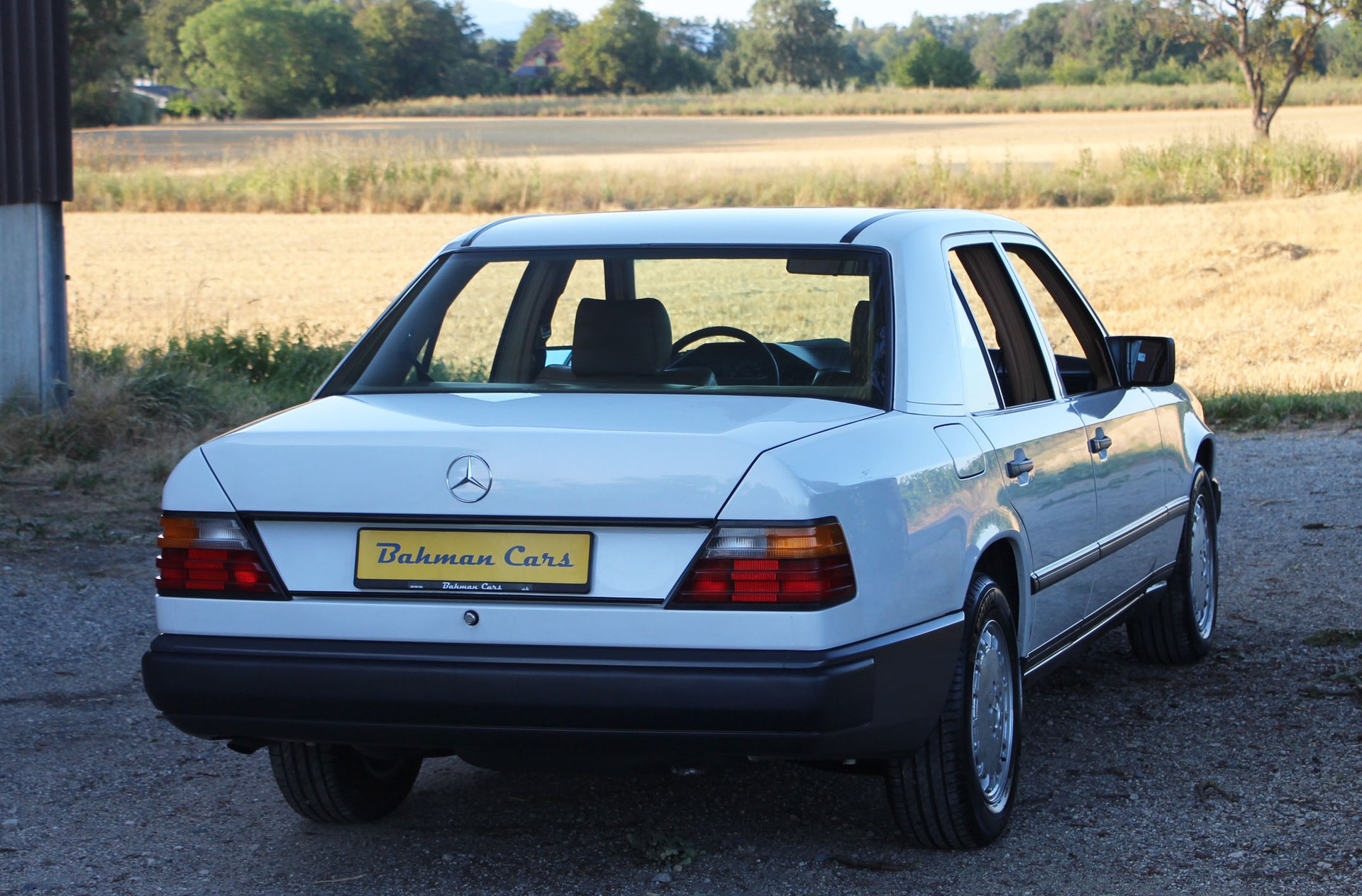 MERCEDES-BENZ 230 E-showroom-element-3