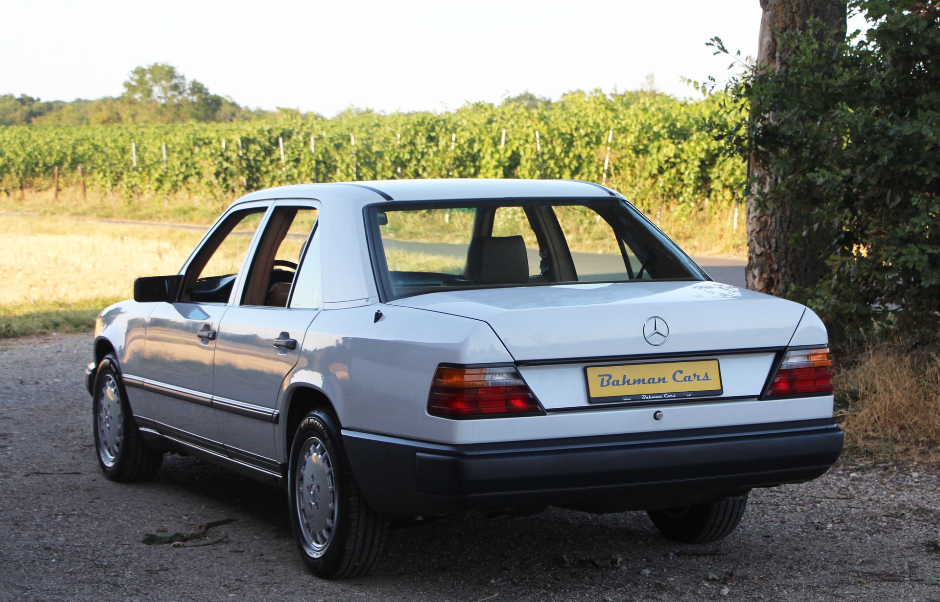 MERCEDES-BENZ 230 E-showroom-element-1