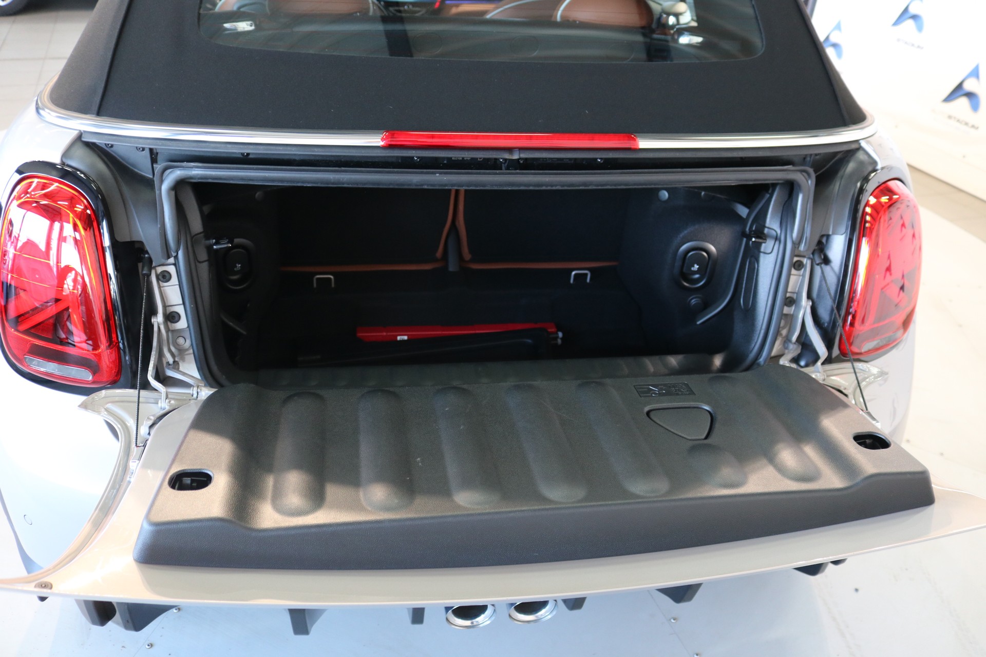 MINI Cooper John Cooper Works Cabriolet Steptronic-image-6