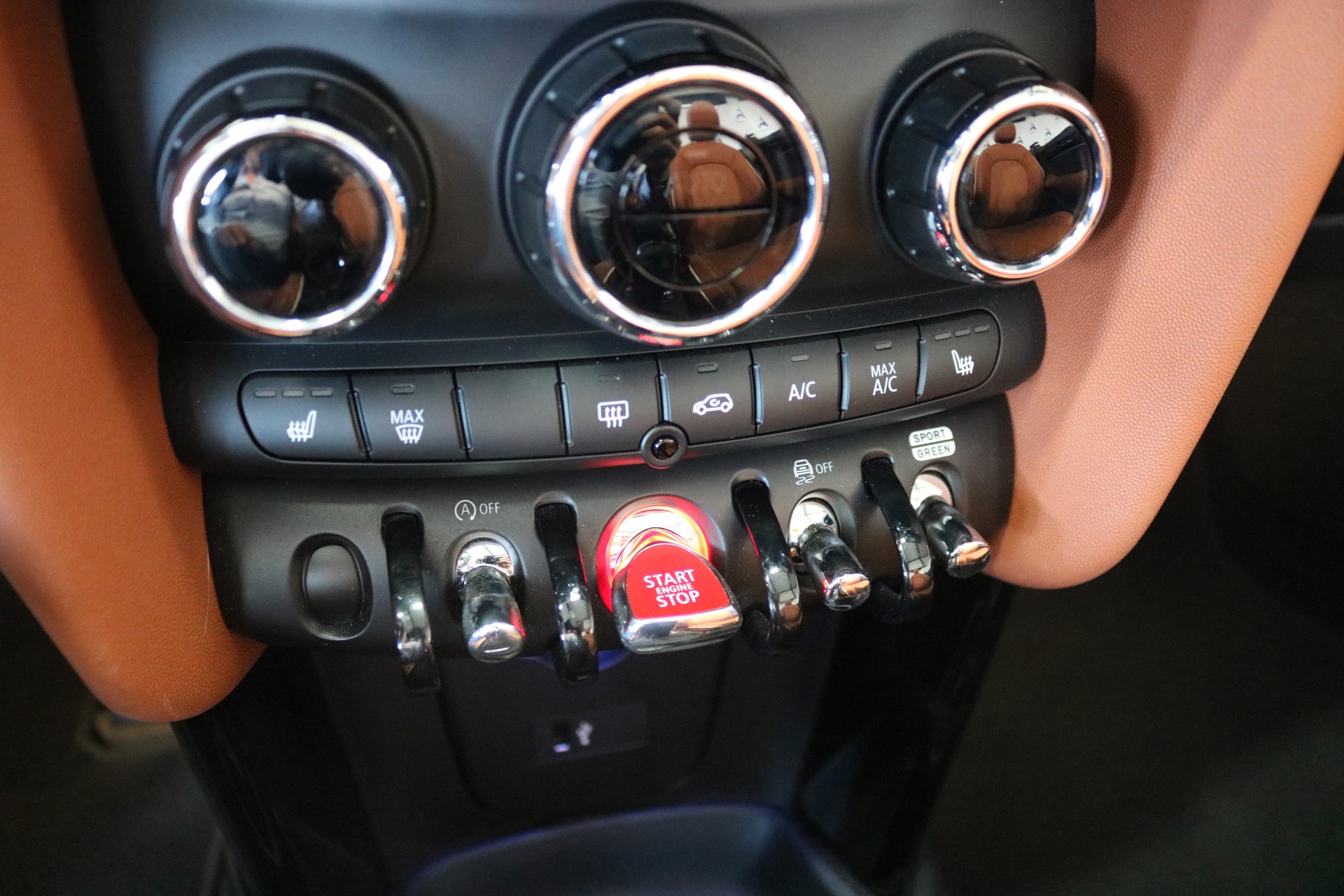MINI Cooper John Cooper Works Cabriolet Steptronic-image-49