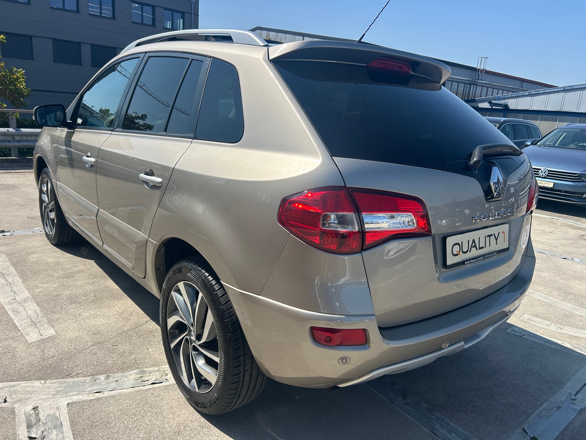 RENAULT KOLEOS-showroom-element-2