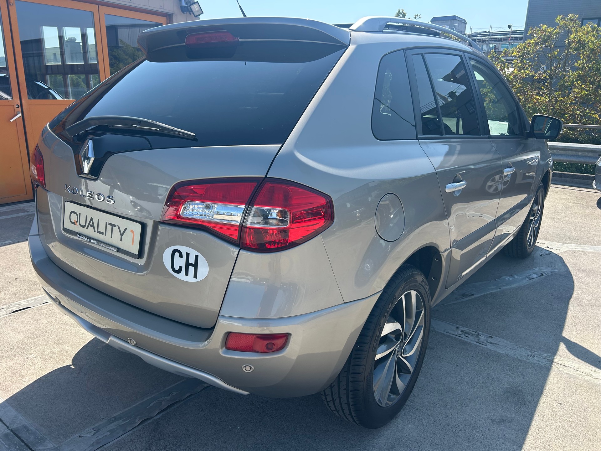 RENAULT KOLEOS-showroom-element-3