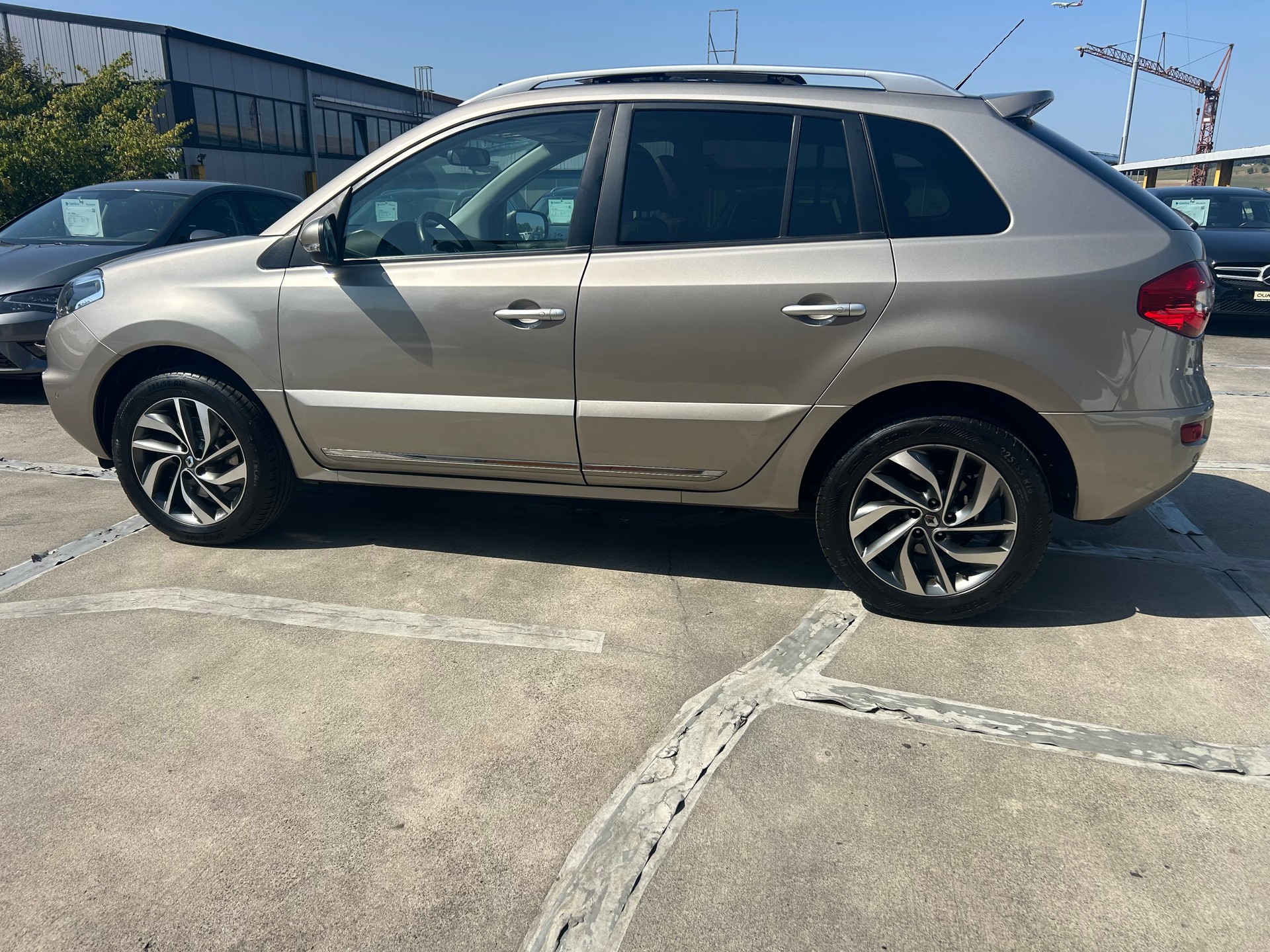RENAULT KOLEOS-showroom-element-1