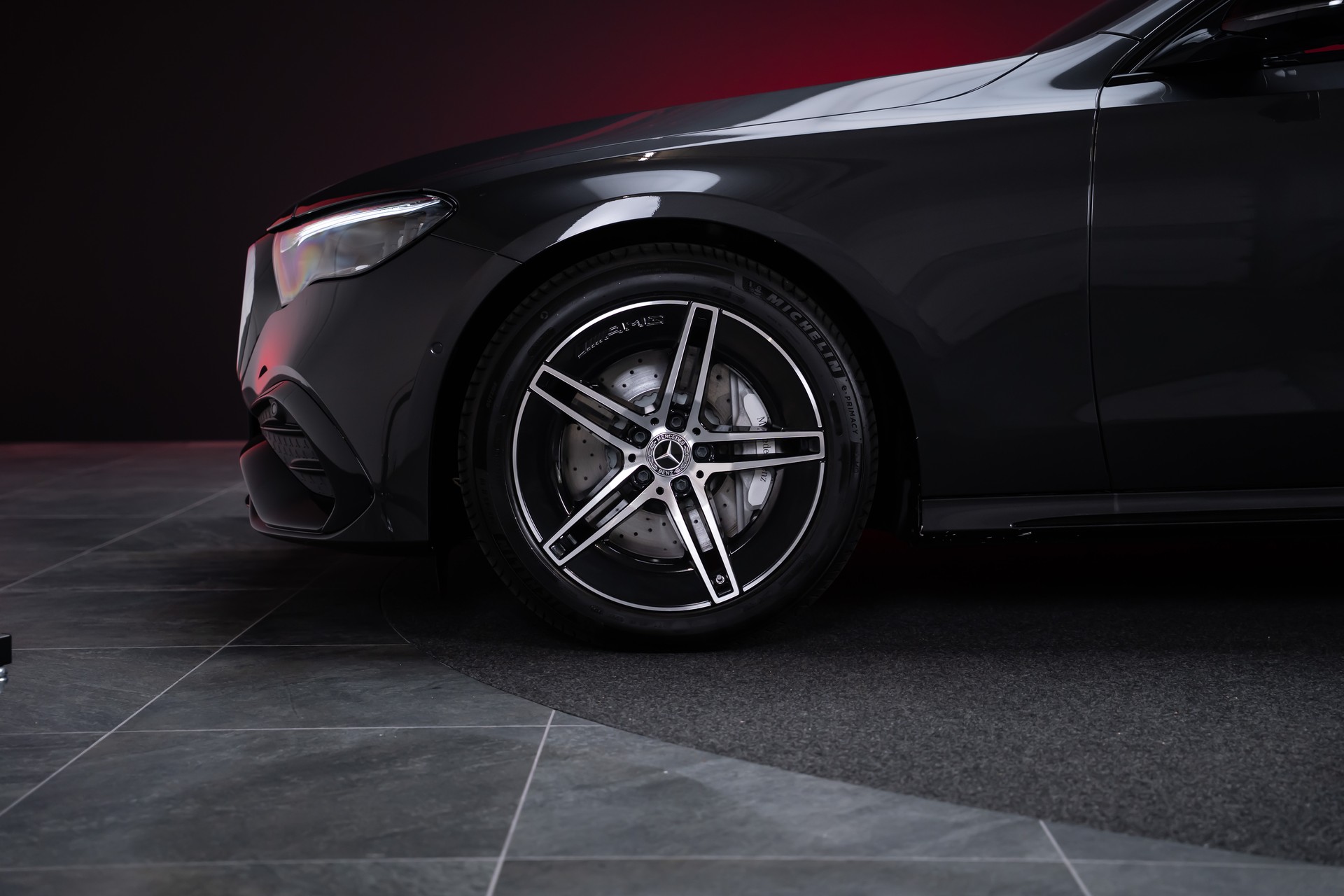 MERCEDES-BENZ E 220 d AMG Line 4matic / 360°Kamera / Ambientebeleuchtung-image-36