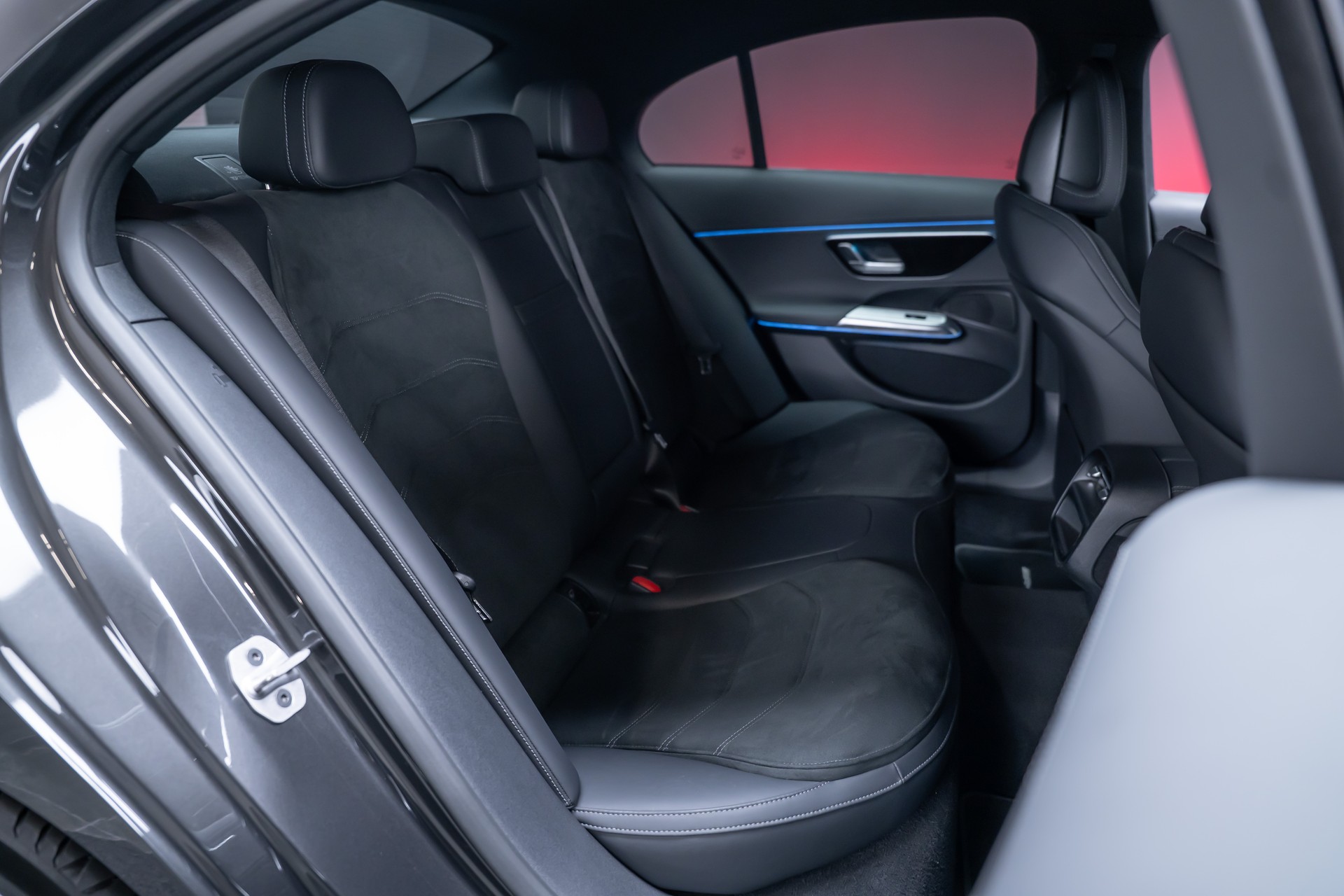 MERCEDES-BENZ E 220 d AMG Line 4matic / 360°Kamera / Ambientebeleuchtung-image-17