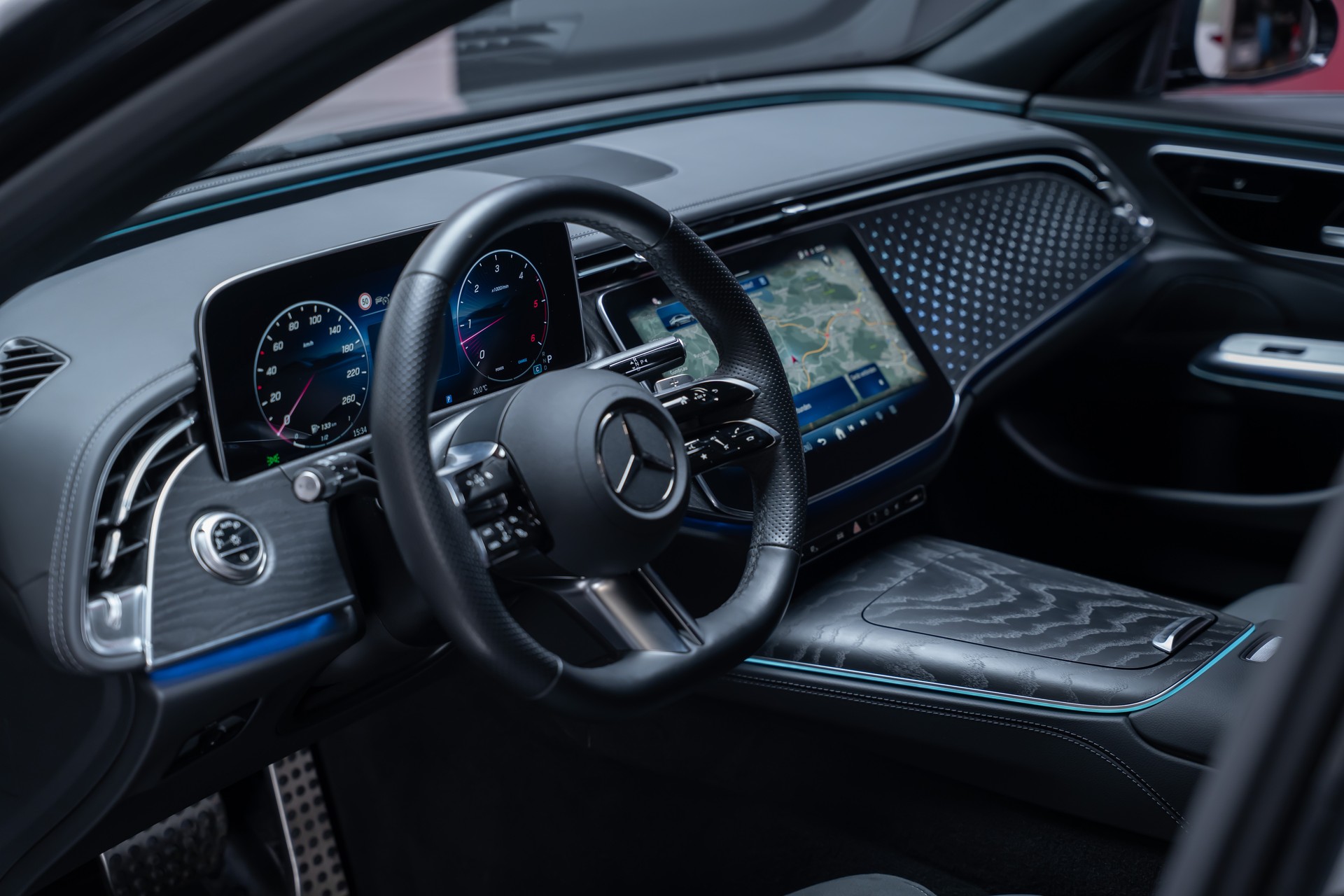 MERCEDES-BENZ E 220 d AMG Line 4matic / 360°Kamera / Ambientebeleuchtung-image-12