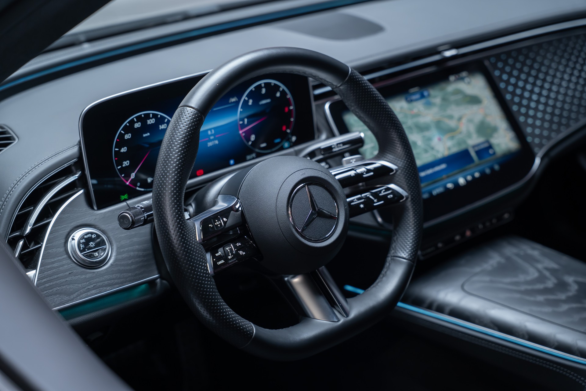 MERCEDES-BENZ E 220 d AMG Line 4matic / 360°Kamera / Ambientebeleuchtung-image-11