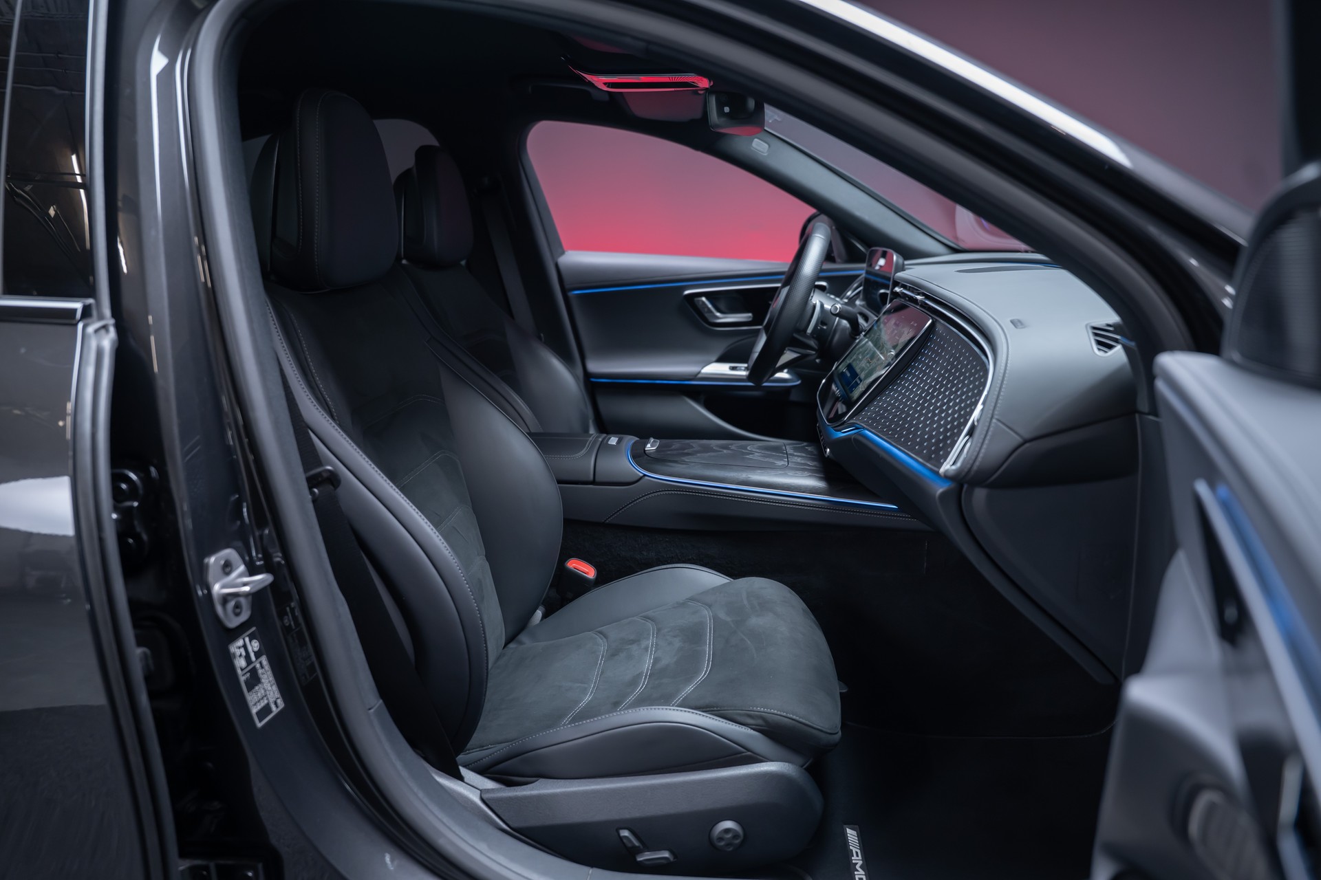 MERCEDES-BENZ E 220 d AMG Line 4matic / 360°Kamera / Ambientebeleuchtung-image-19