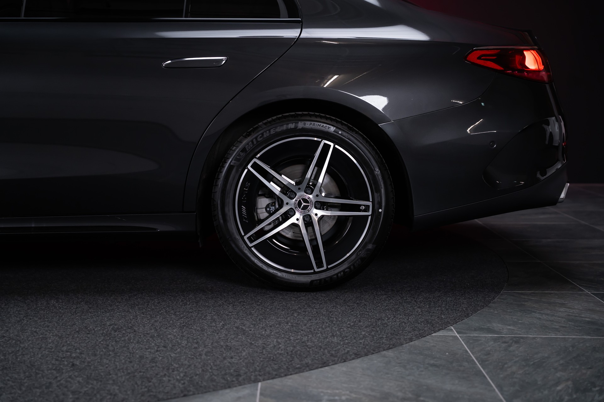 MERCEDES-BENZ E 220 d AMG Line 4matic / 360°Kamera / Ambientebeleuchtung-image-35