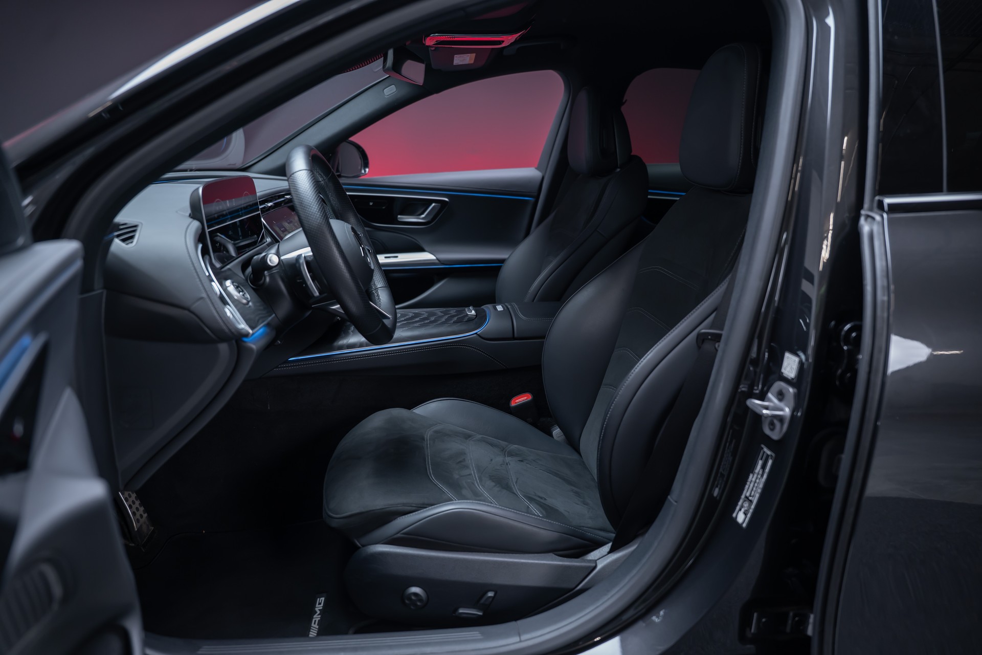 MERCEDES-BENZ E 220 d AMG Line 4matic / 360°Kamera / Ambientebeleuchtung-image-10