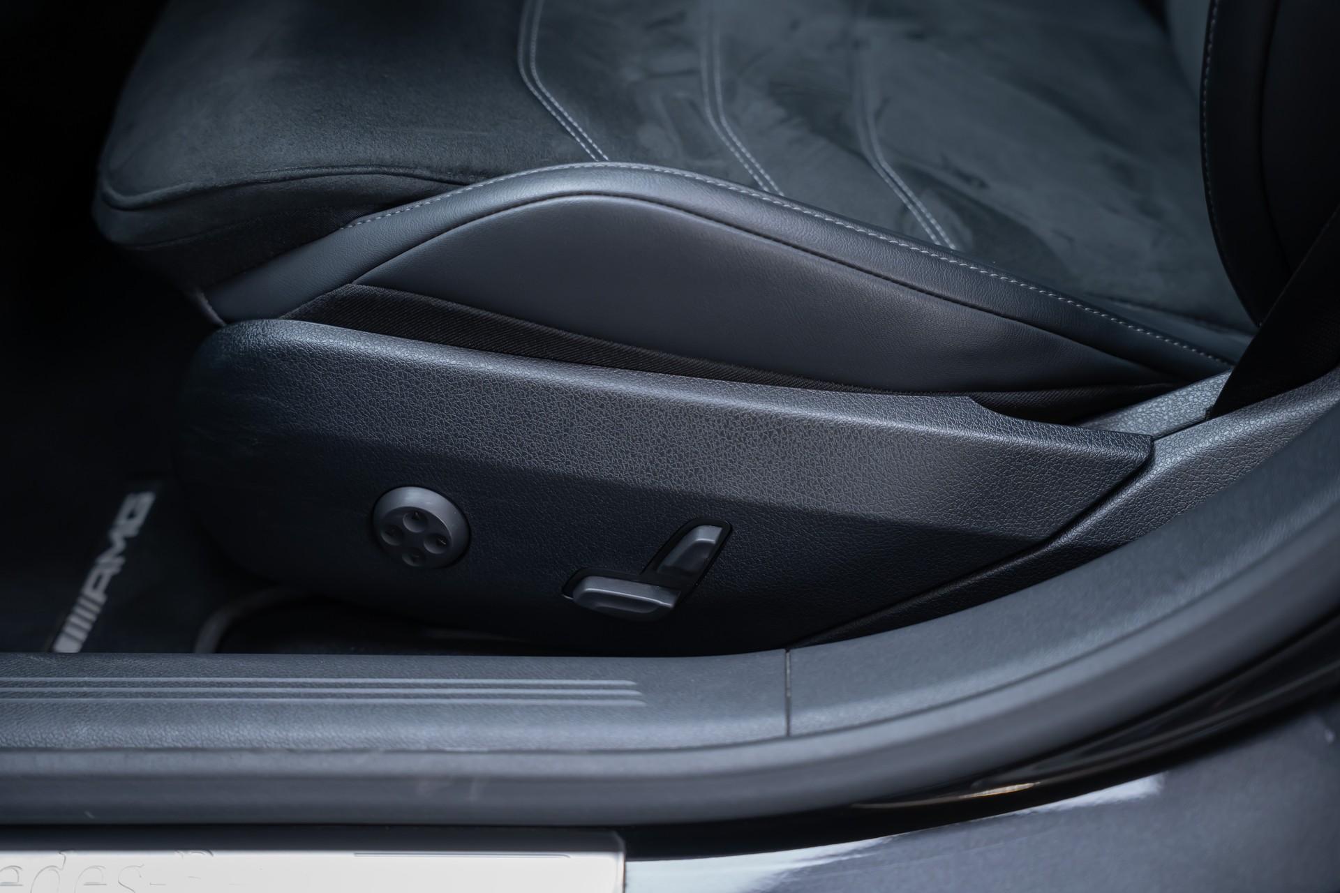 MERCEDES-BENZ E 220 d AMG Line 4matic / 360°Kamera / Ambientebeleuchtung-image-13