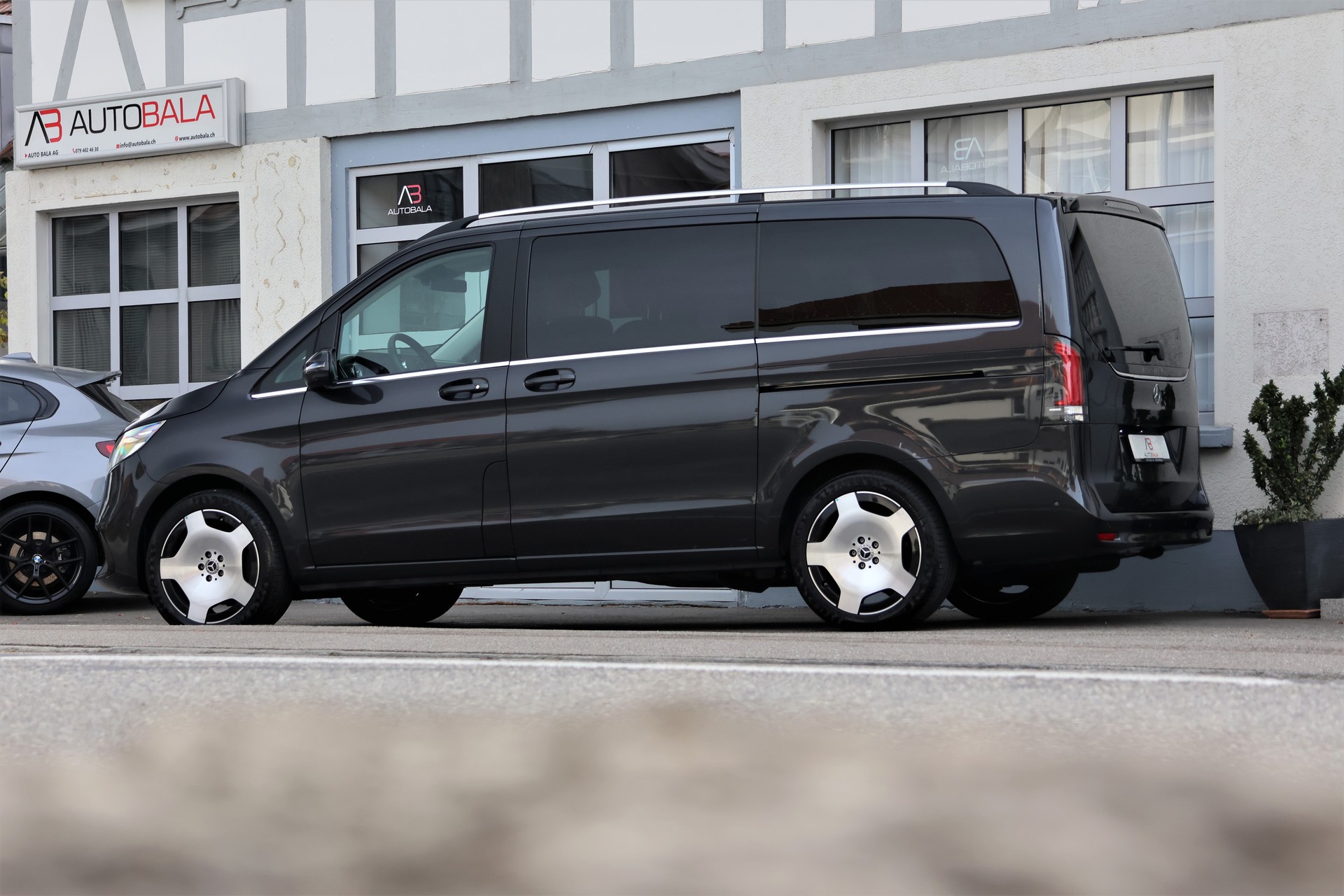 MERCEDES-BENZ V 300 d lang Avantgarde 4Matic 9G-Tronic-showroom-element-3