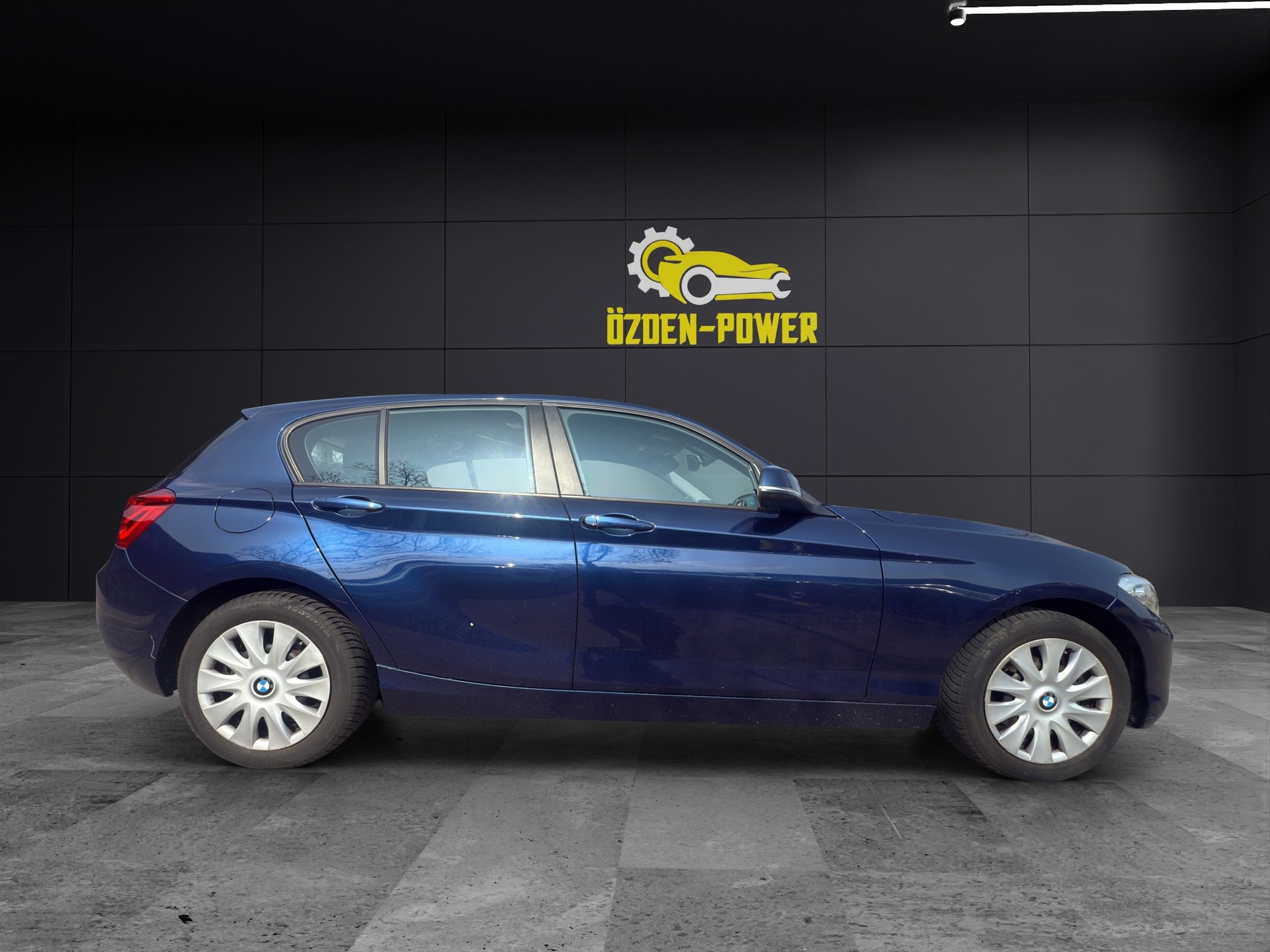 BMW 118i Sport Line Steptronic-showroom-element-3