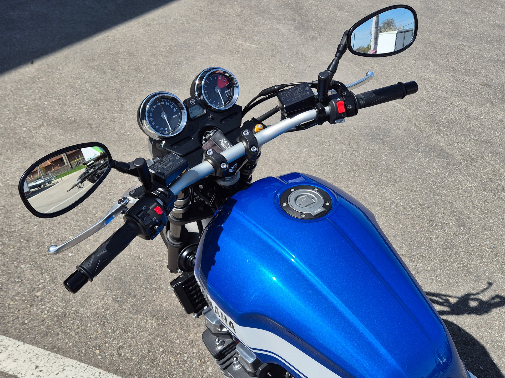 YAMAHA XJR 1300-image-2