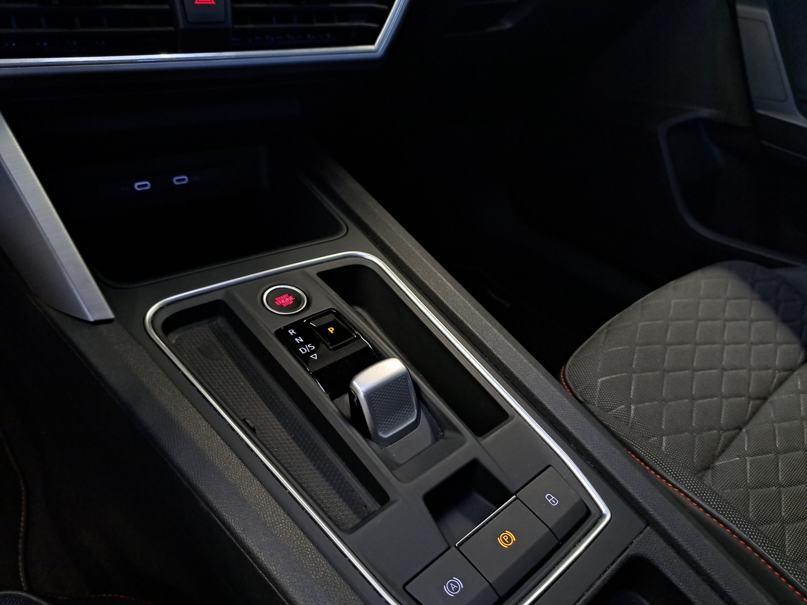 SEAT Leon ST 1.5 eTSI 150 FR DSG Sportstourer-image-12