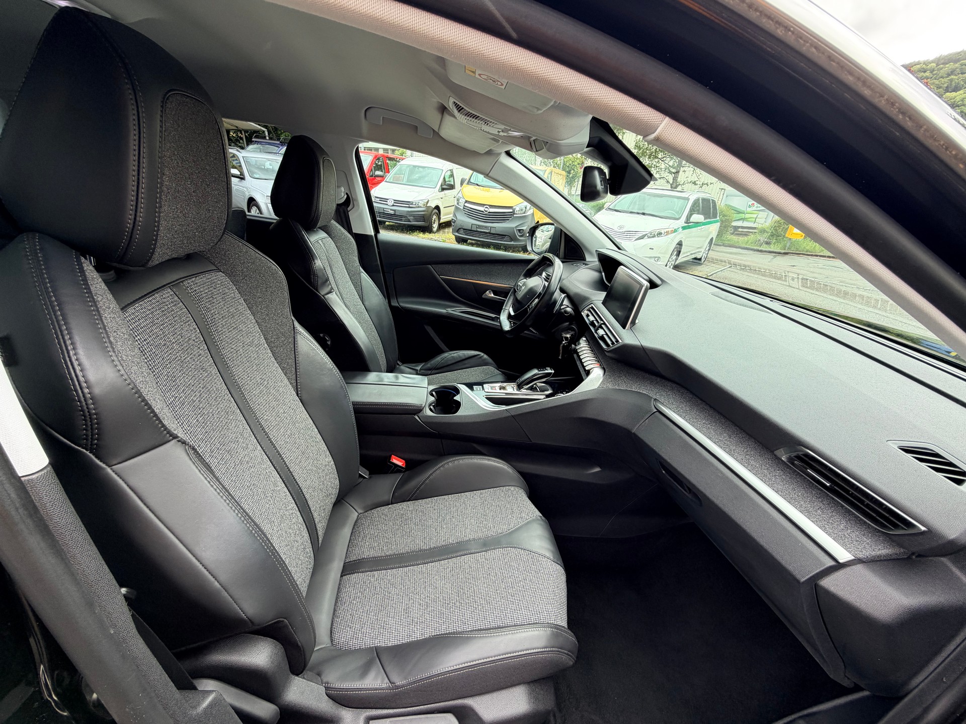 PEUGEOT 5008 1.6 BlueHDi Allure ETA-image-8