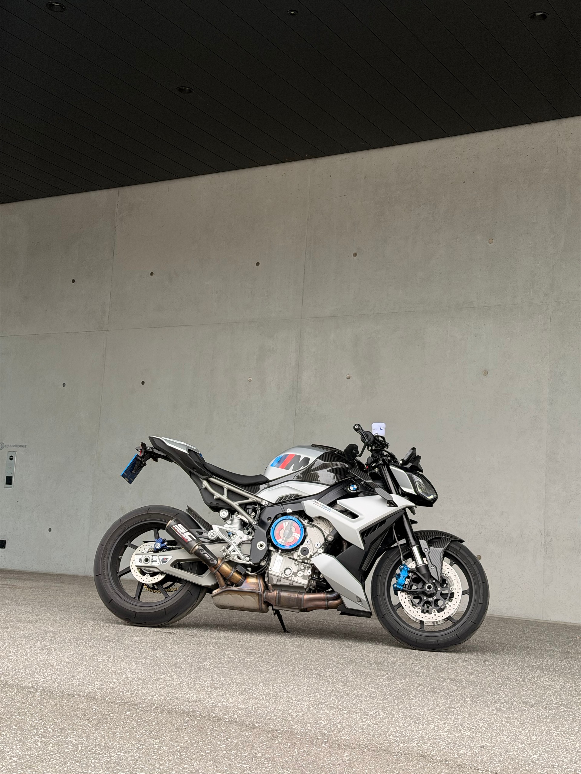 BMW M 1000 R-showroom-element-2