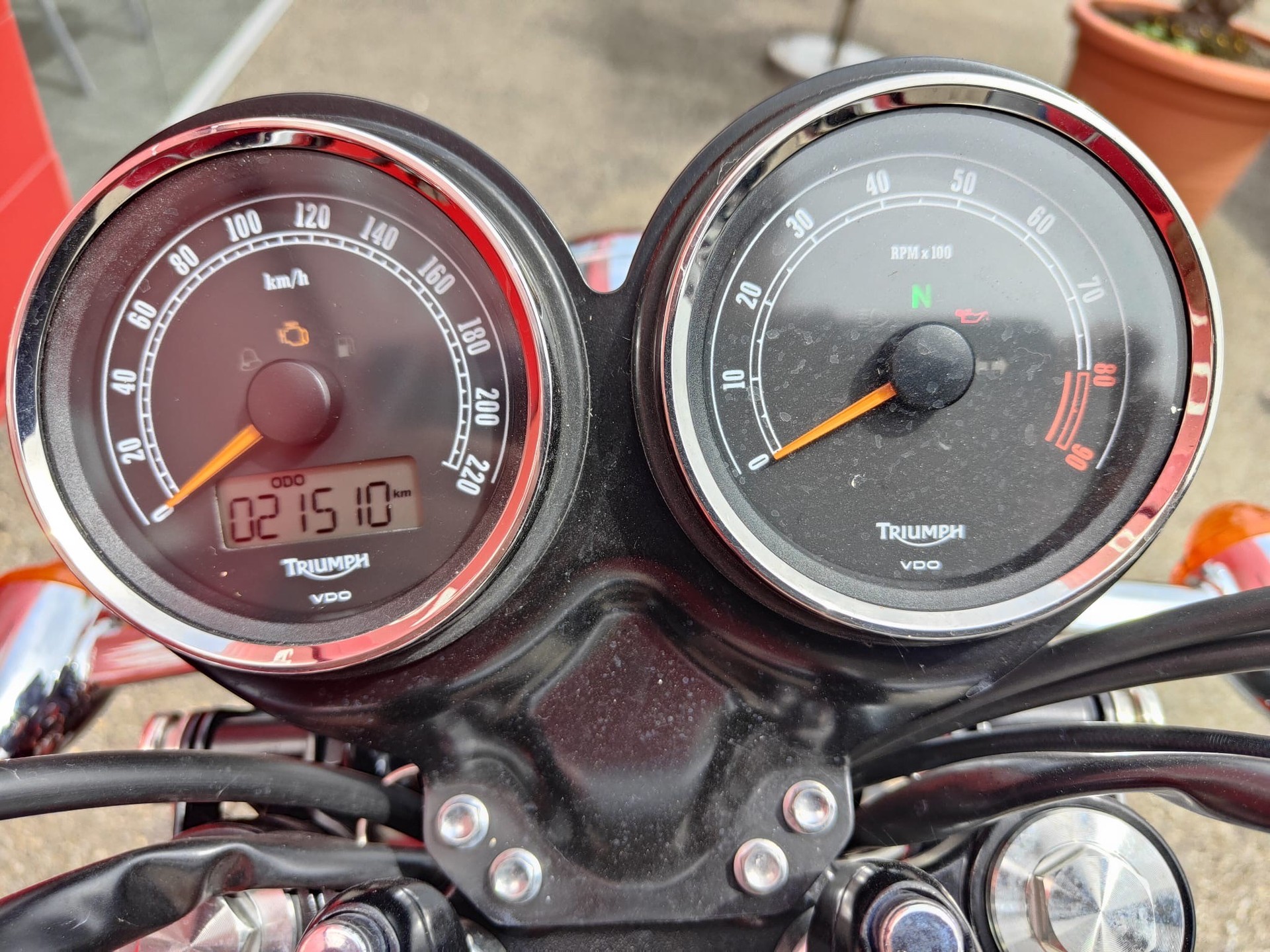 TRIUMPH Bonneville 900 i T 100-image-2