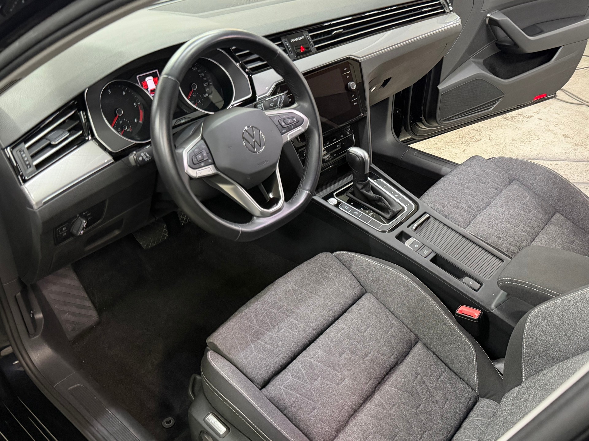 VW Passat 2.0 TDI BMT Business DSG-image-7