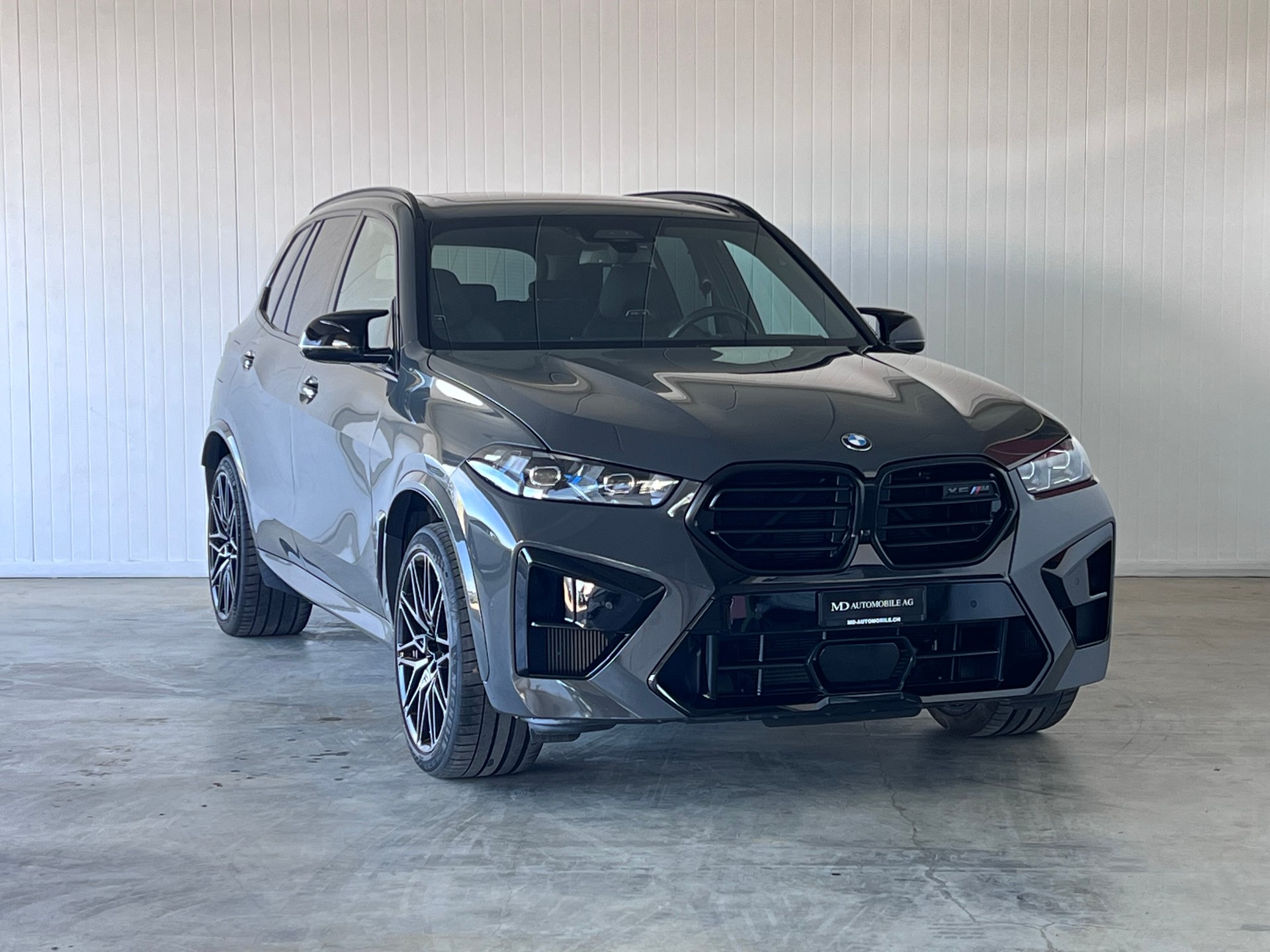 BMW X5M Competition-showroom-element-2