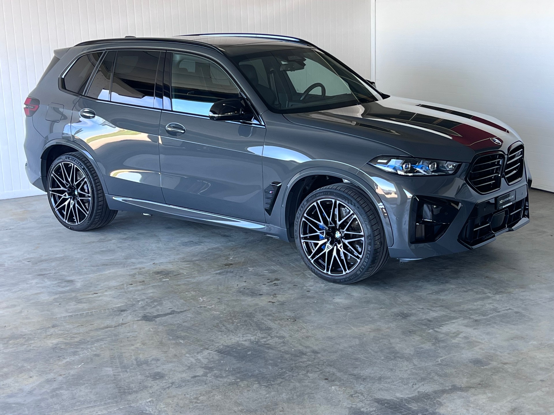 BMW X5M Competition-showroom-element-1