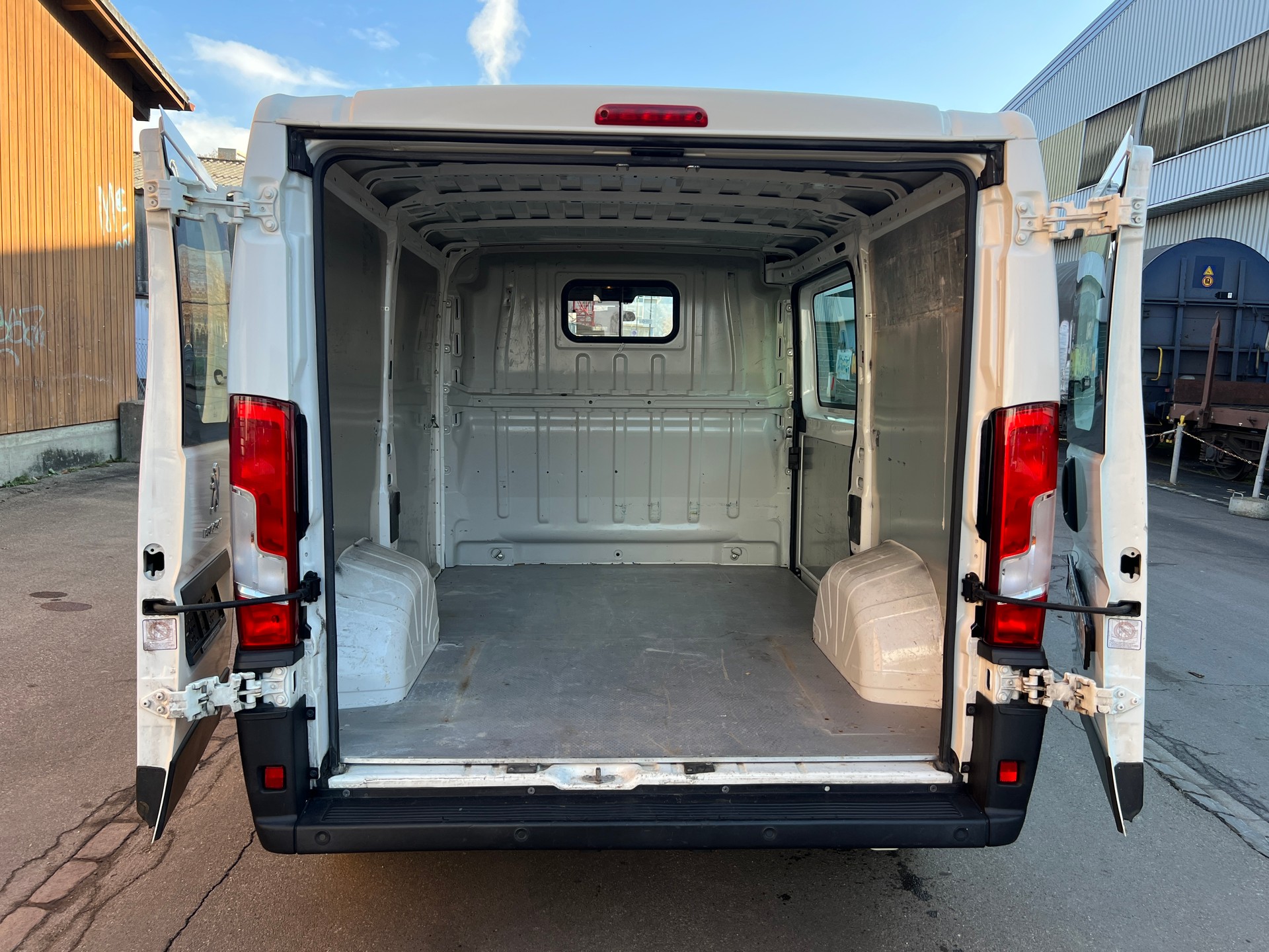 PEUGEOT Boxer 2.0 HDI 333 Active L1H1-image-9