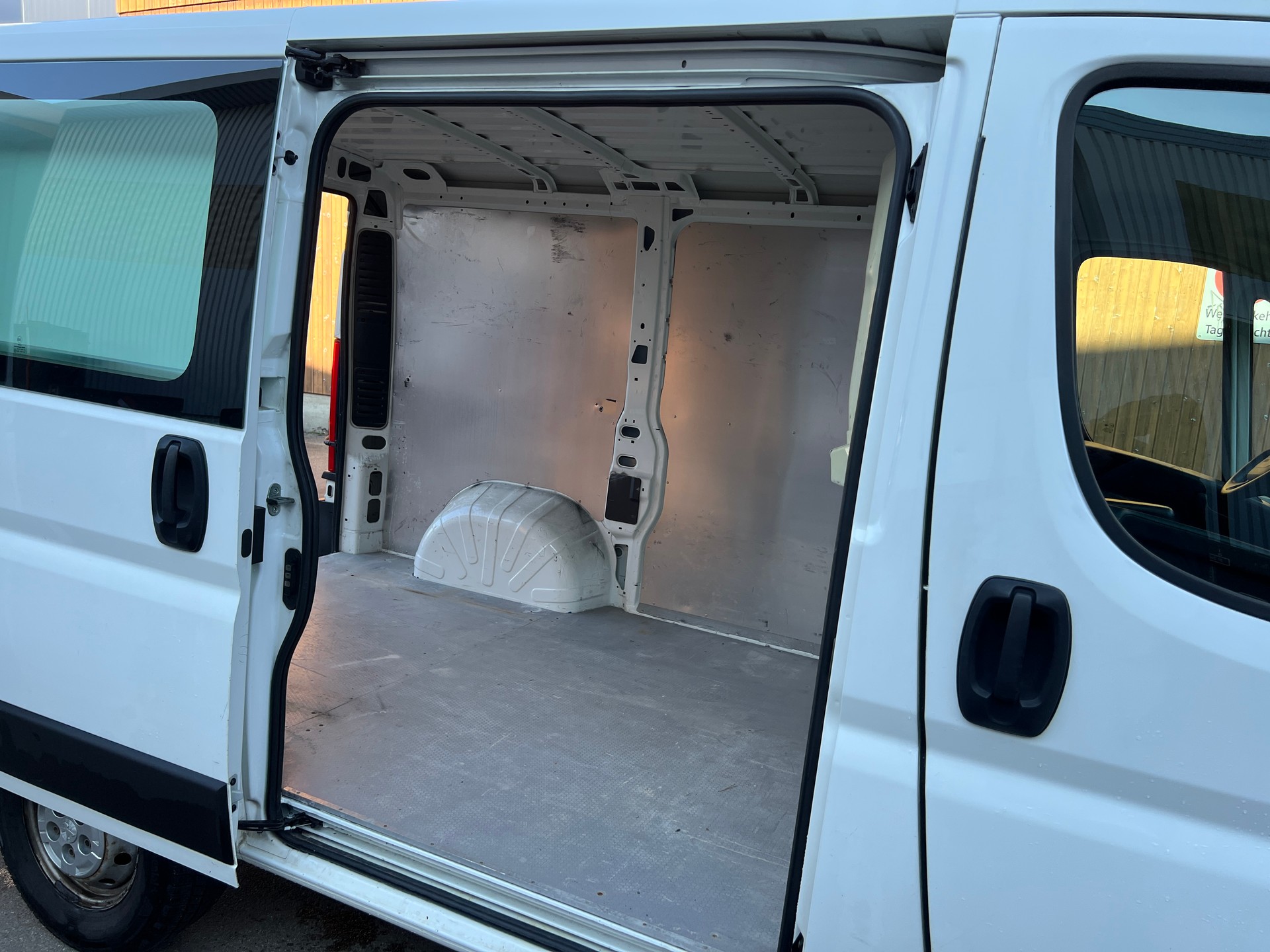 PEUGEOT Boxer 2.0 HDI 333 Active L1H1-image-10