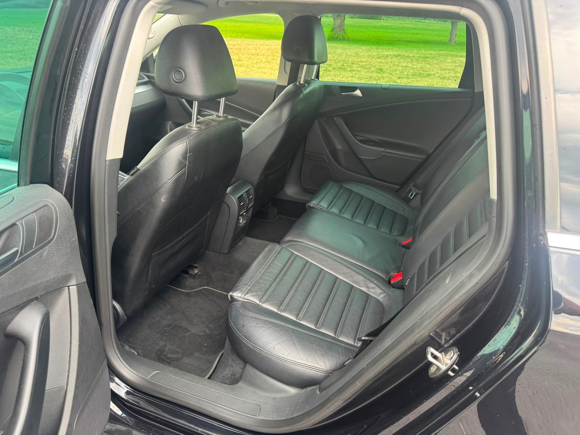 VW Passat Variant 3.2 V6 FSI Premium 4Motion-image-12