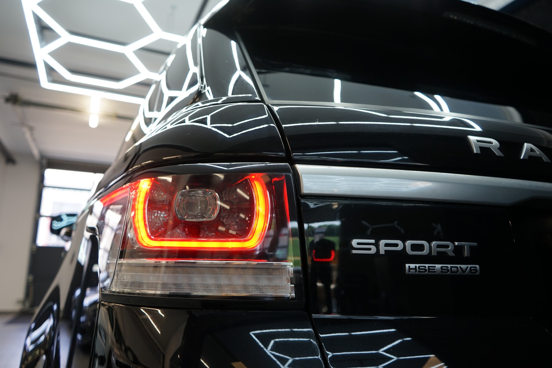 LAND ROVER Range Rover Sport 3.0 SDV6 HSE Automatic-showroom-element-3