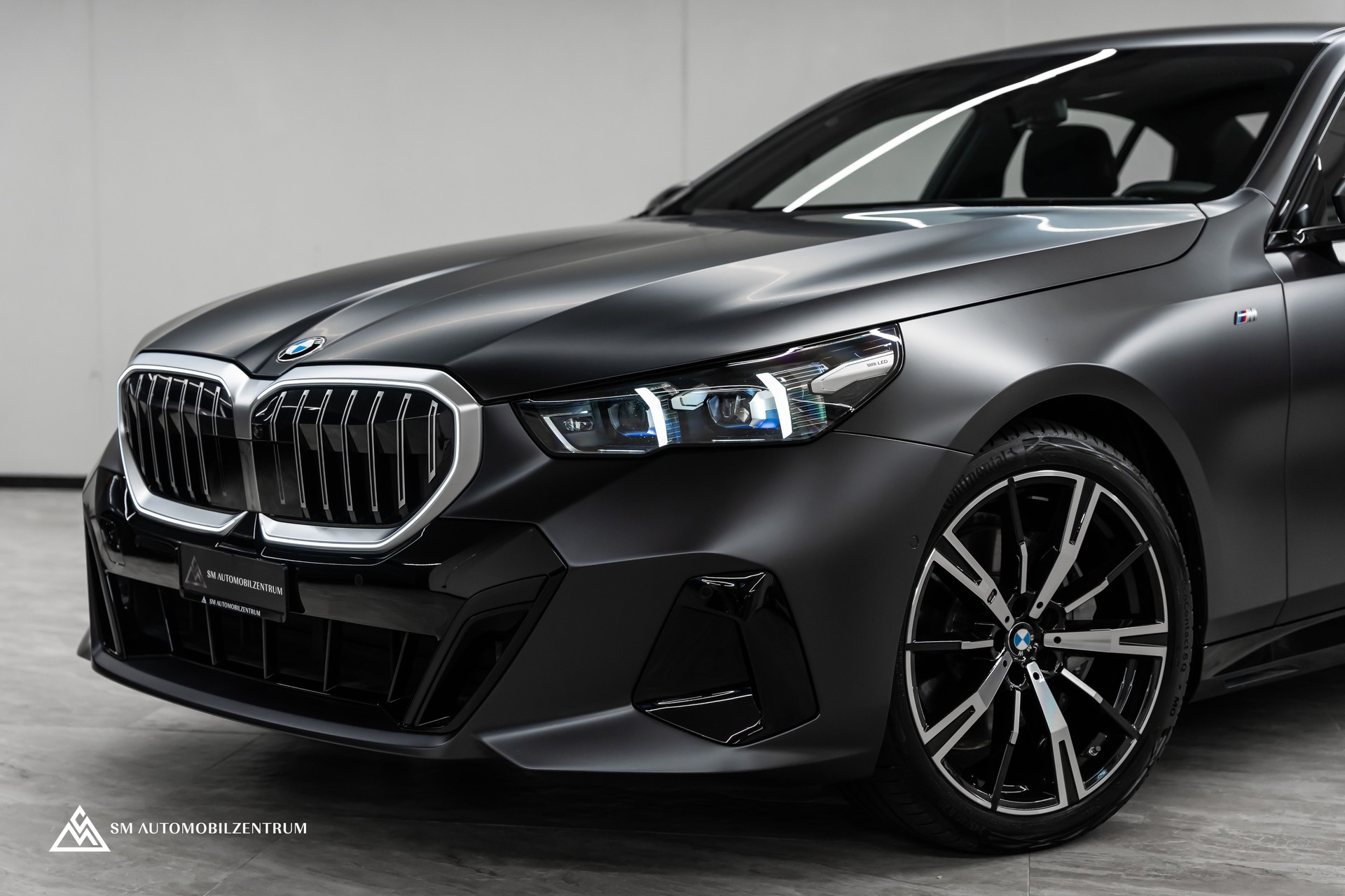 BMW 540d xDrive 48V M Sport / Frozen Grey / Sitzbelüftung / Head Up / 360° / Werksgarantie-showroom-element-3