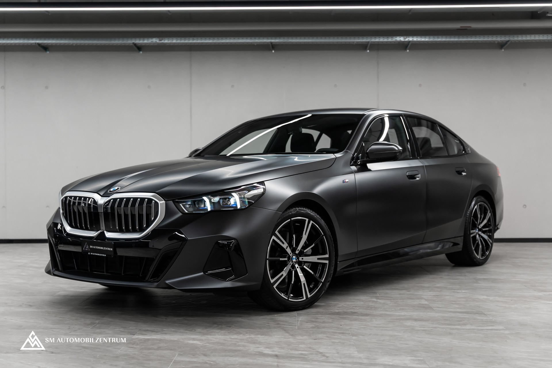 BMW 540d xDrive 48V M Sport / Frozen Grey / Sitzbelüftung / Head Up / 360° / Werksgarantie