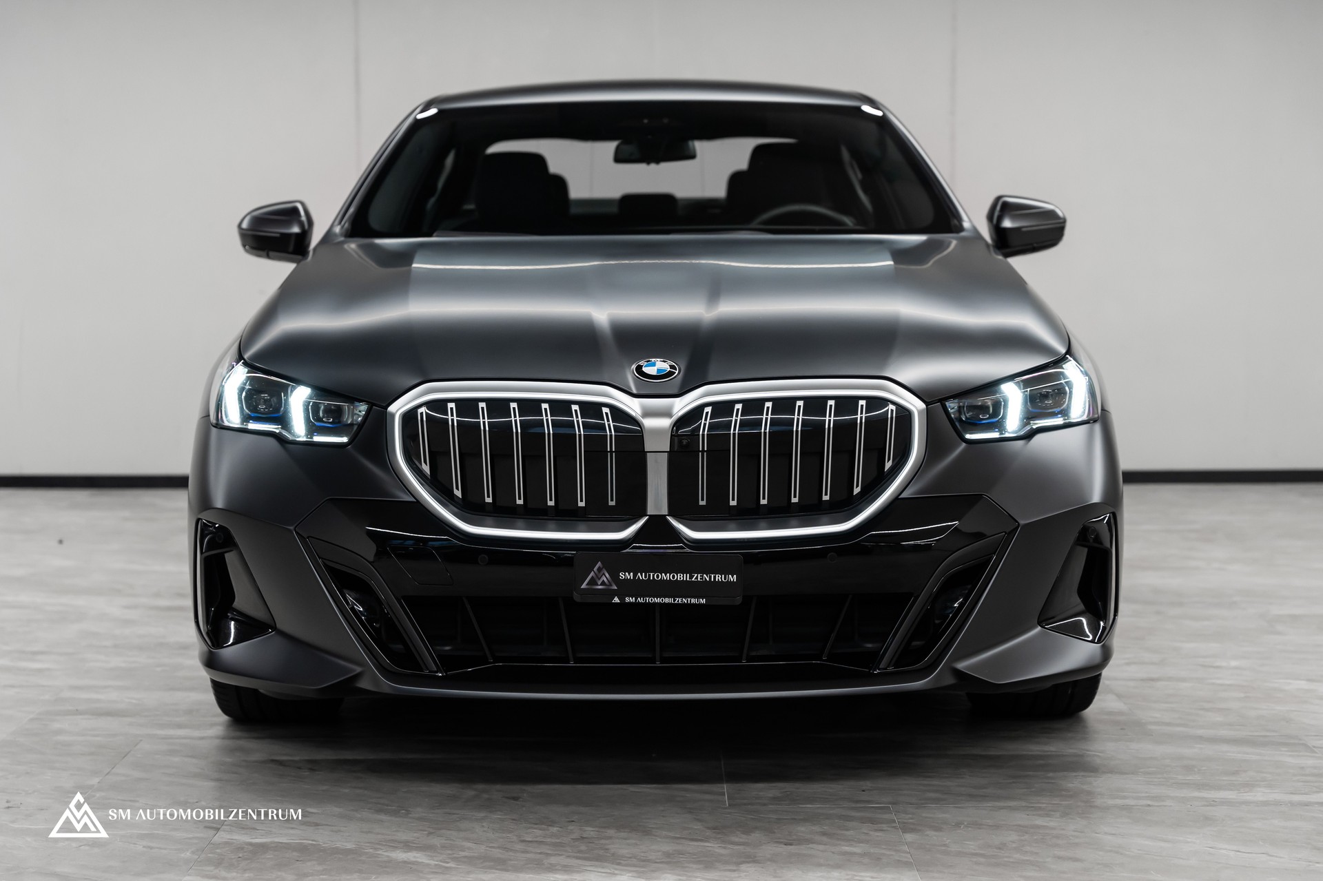 BMW 540d xDrive 48V M Sport / Frozen Grey / Sitzbelüftung / Head Up / 360° / Werksgarantie-showroom-element-1