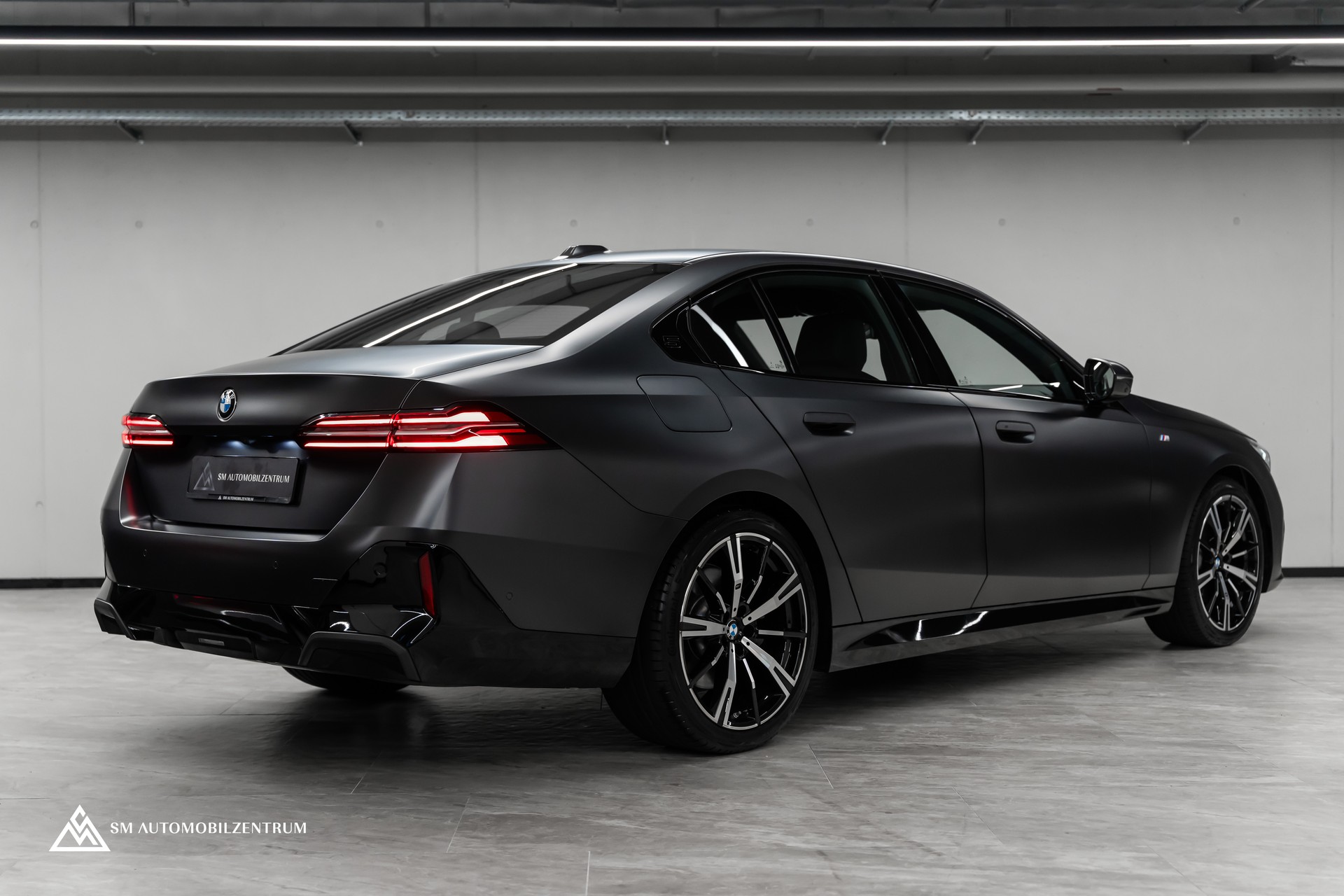 BMW 540d xDrive 48V M Sport / Frozen Grey / Sitzbelüftung / Head Up / 360° / Werksgarantie-image-9