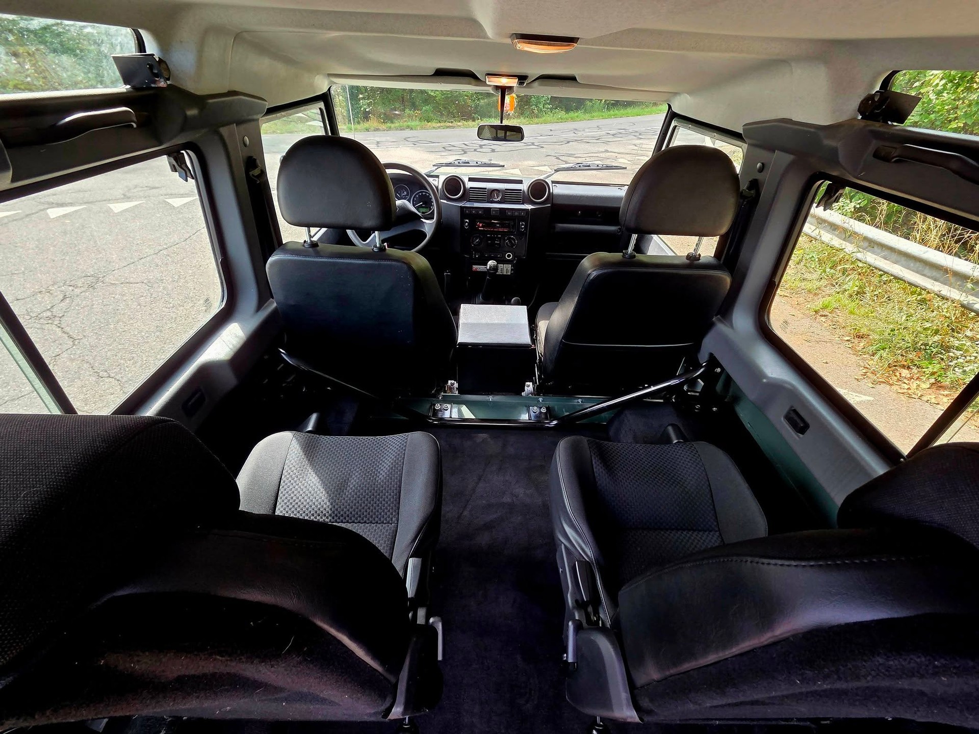 LAND ROVER Defender 90 2.2 TD4 67 Years Edition-image-4